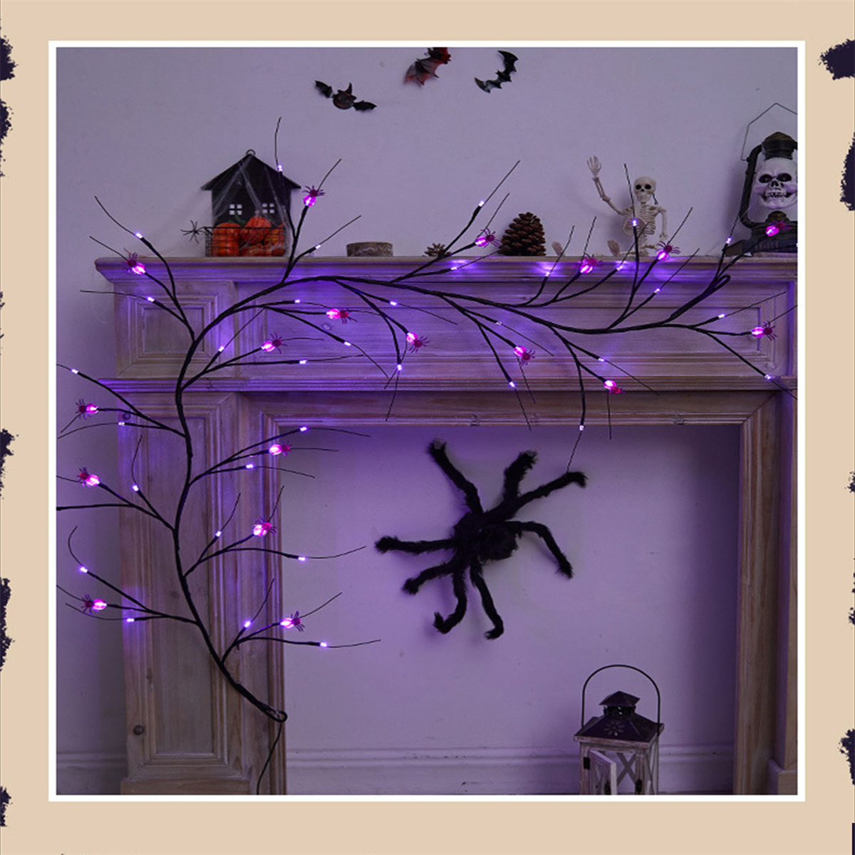 Eine Halloween-Kamin-Szene mit einem schwarzen Baum, Spinne und Fledermäusen. Lila Lichter beleuchten die Szene.