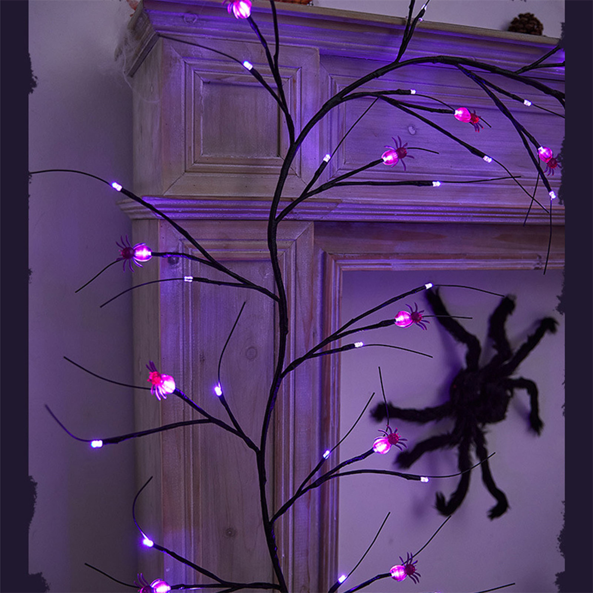 Halloween-Dekoration, schwarzer Baum mit lila Lichtern und Spinnen auf Holzgrund.