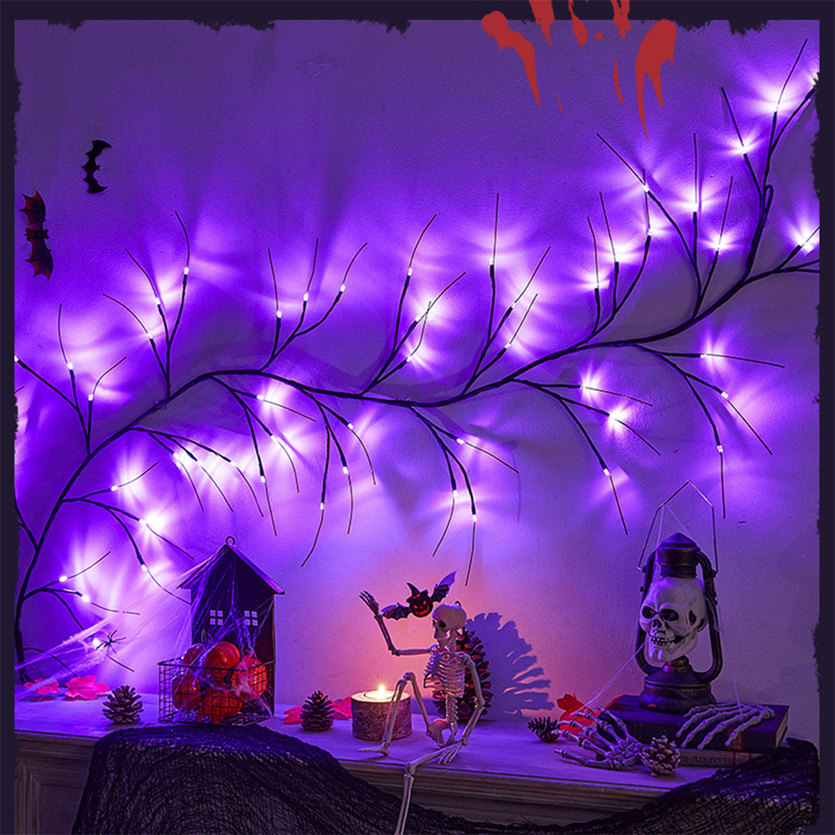 Halloween-Szene mit Lichtern, einem gruseligen Skelett, Fledermäusen und dekorativen Elementen.