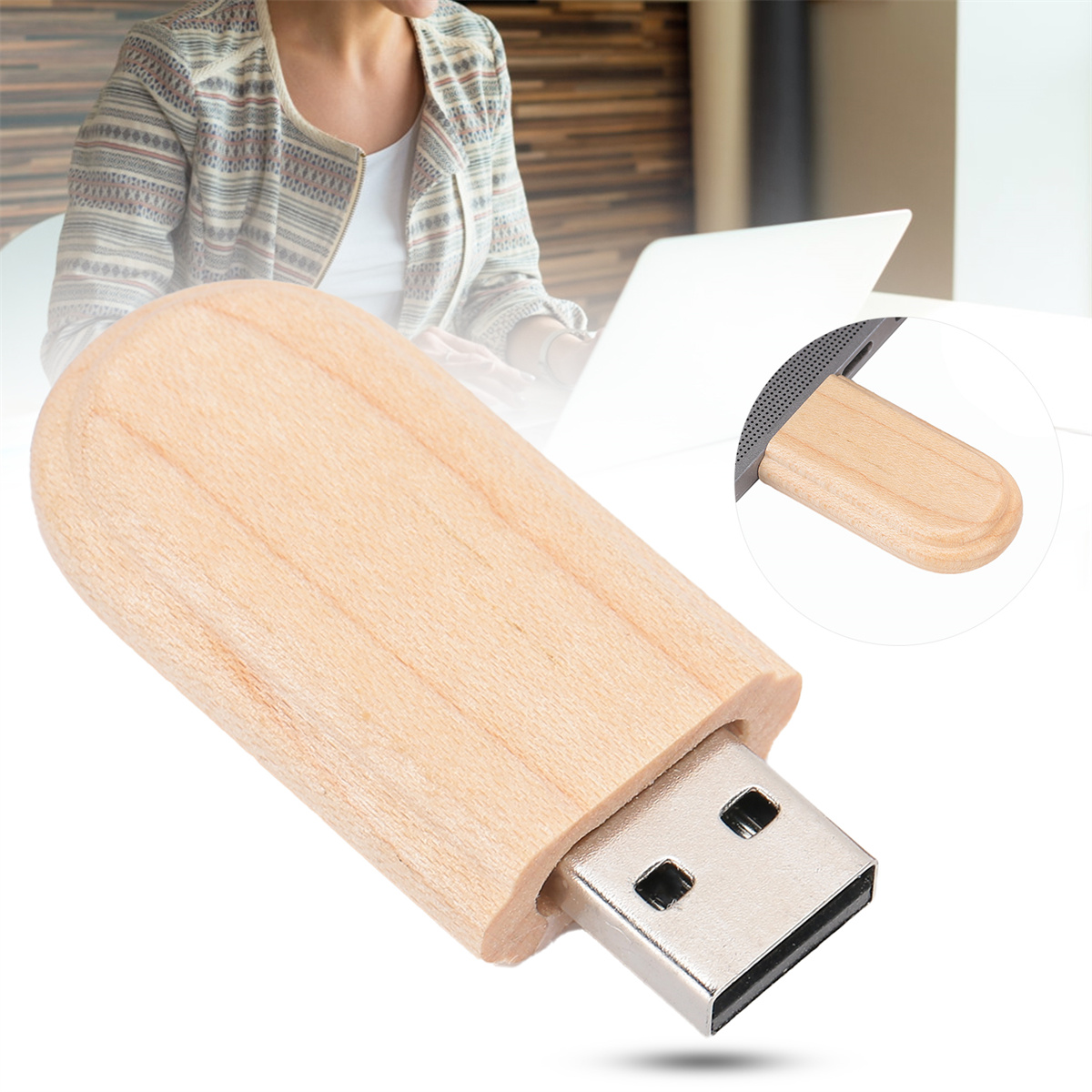Ein USB-Flash-Laufwerk aus Holz. Eine kleine Detailaufnahme des USB-Anschlusses ist enthalten.