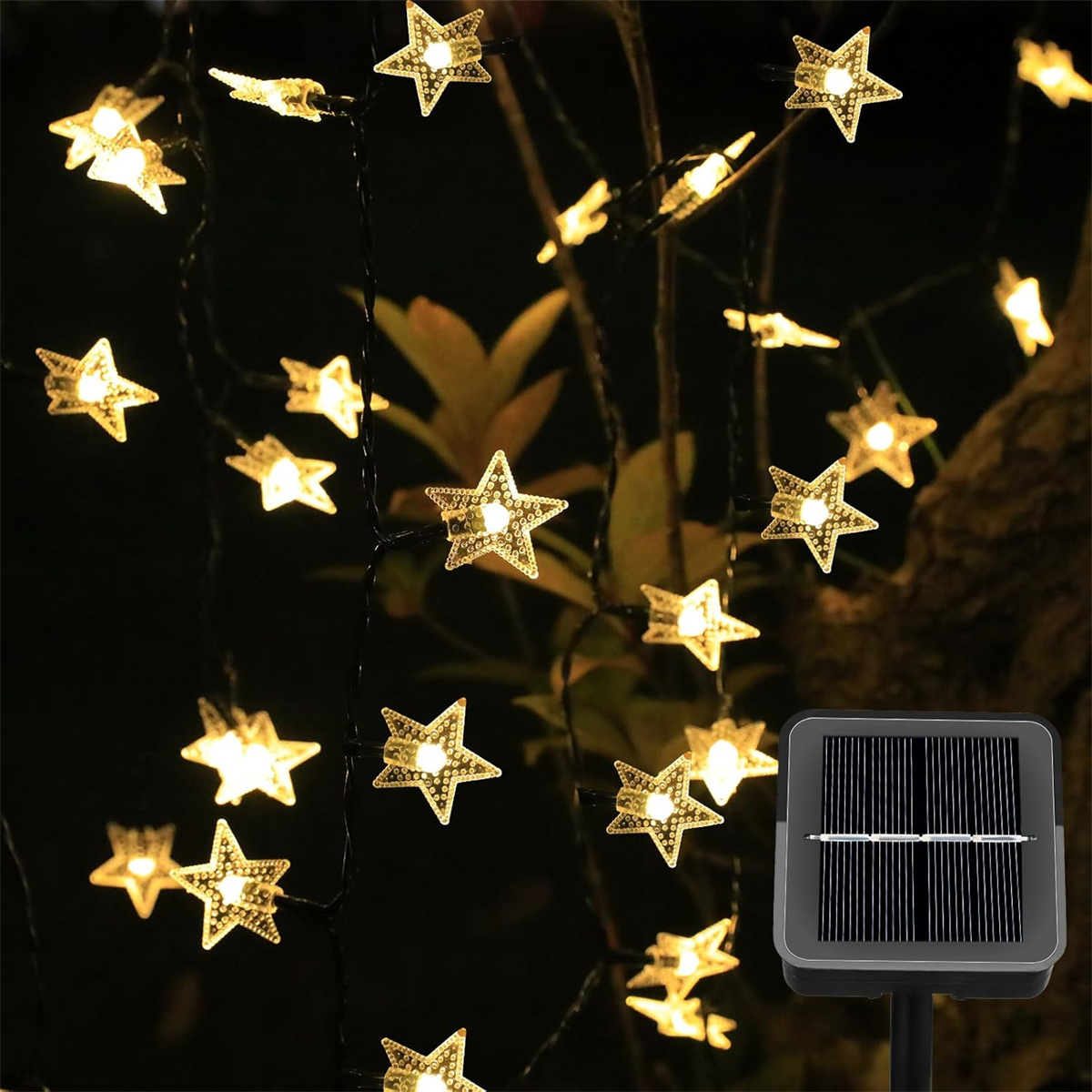 Eine Lichterkette in Sternform hängt vor dunklem Hintergrund. Ein Solarpanel befindet sich unten rechts.
