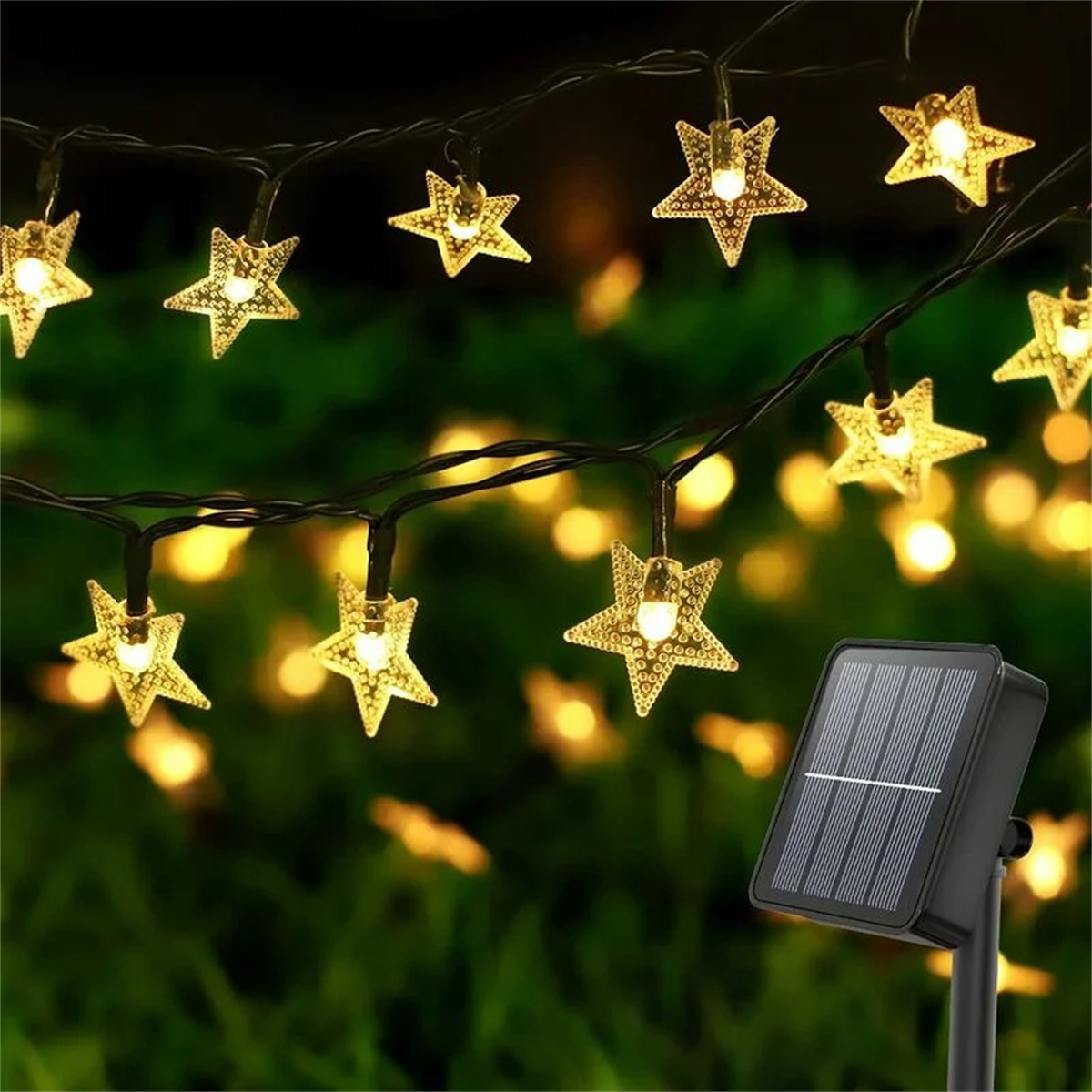 Lichterketten mit sternförmigen Lichtern. Ein Solarpanel befindet sich unten rechts. Ein grüner Hintergrund.