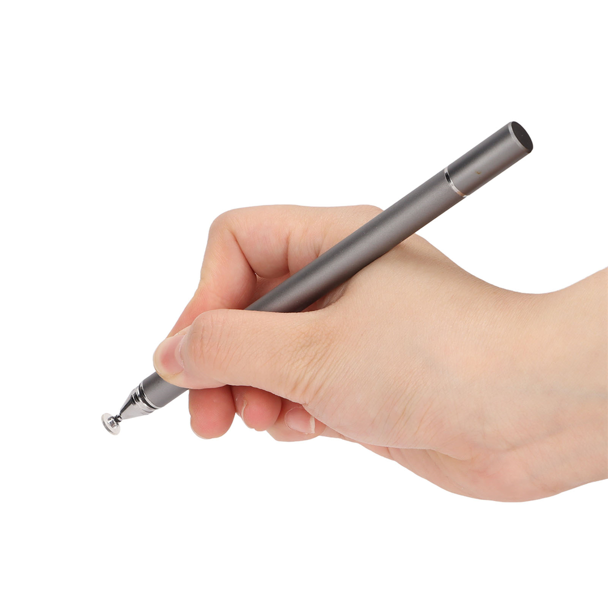 Hand, die einen metallgrauen Stift, mit silberner Spitze, für die Touchscreen-Nutzung hält.