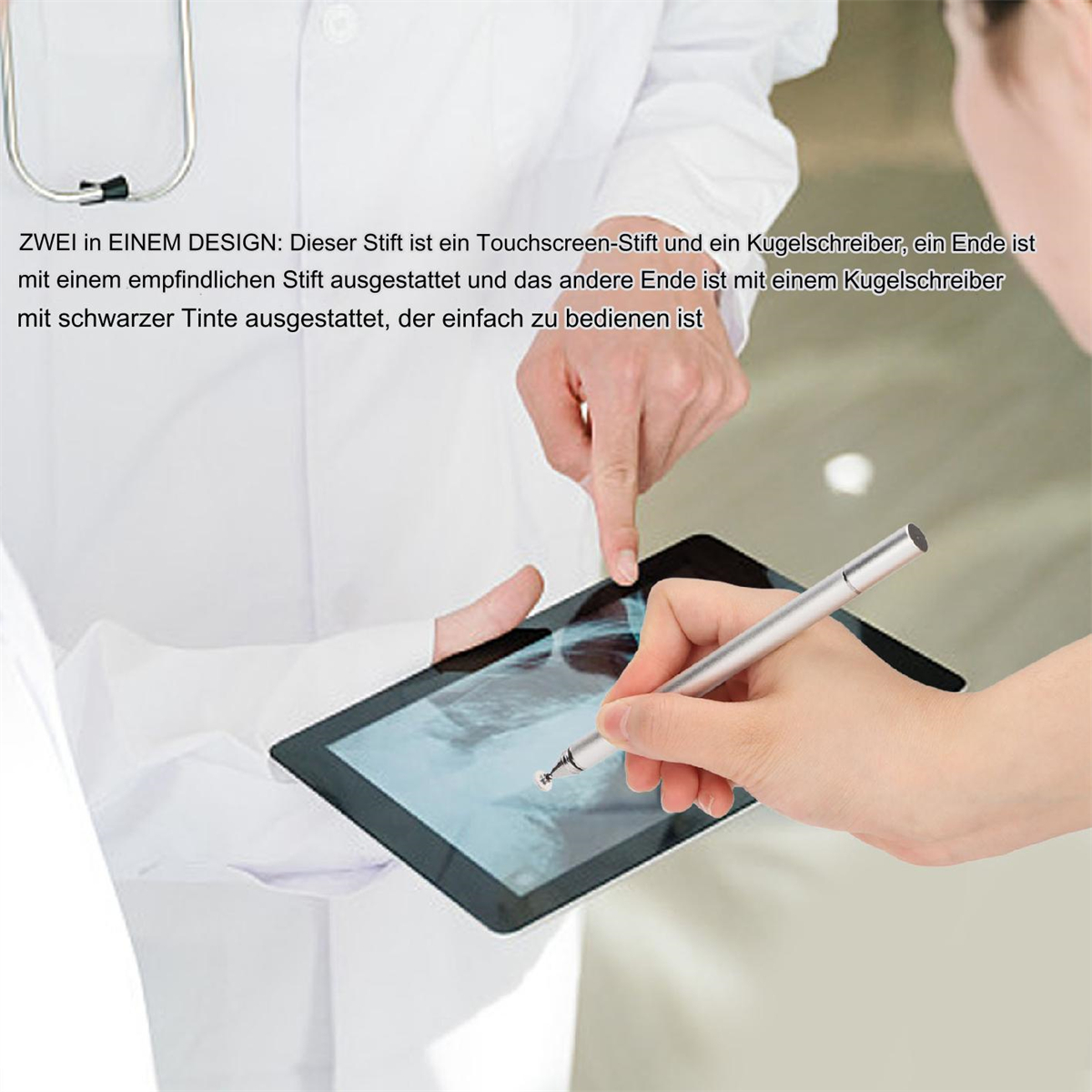 Eine Person benutzt einen Stift auf einem Tablet, das von einer anderen Person in einem weißen Laborkittel gehalten wird.