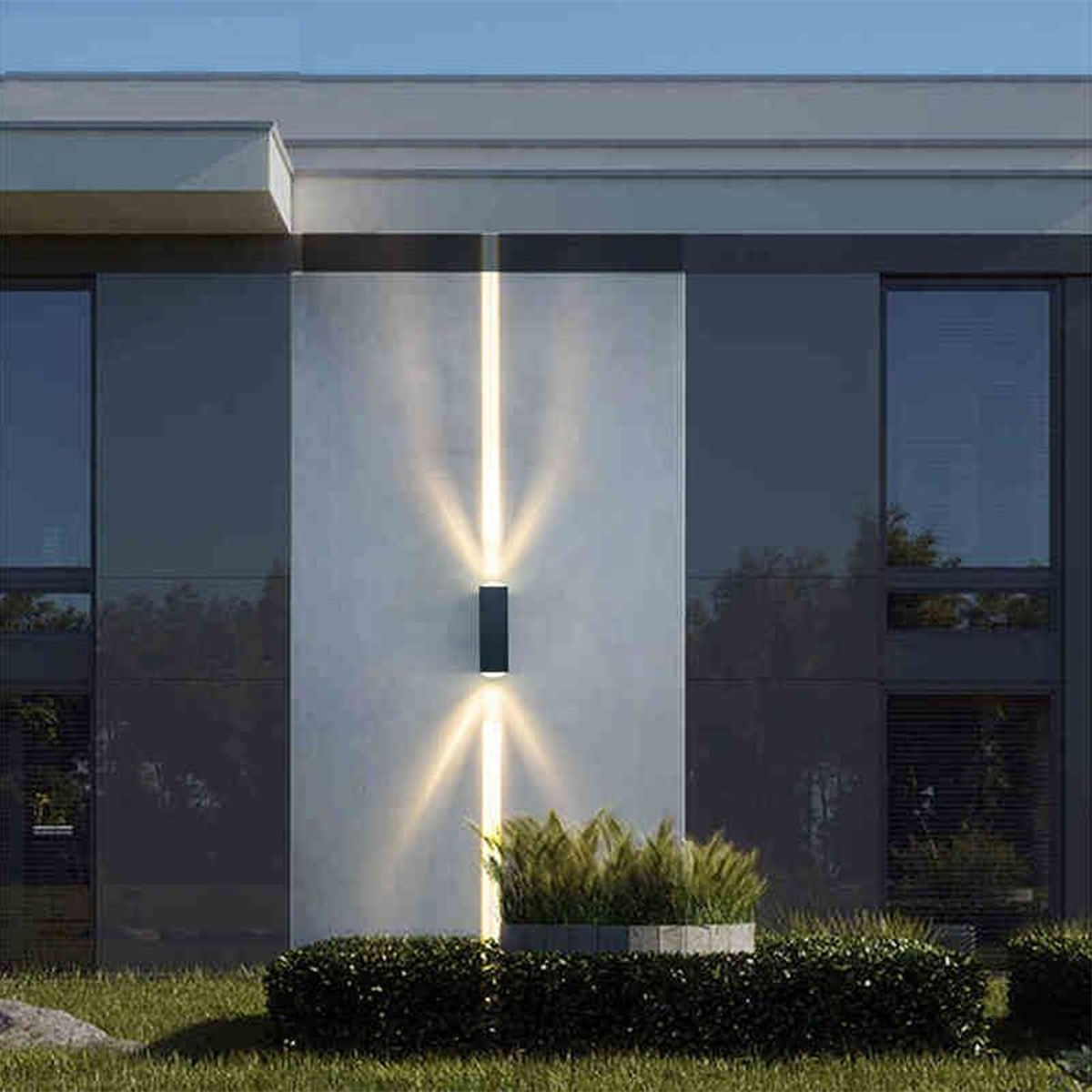 Ein modernes Gebäude mit Lichtelementen an der Wand. Die Lichter scheinen nach unten und erzeugen einen hellen Effekt.