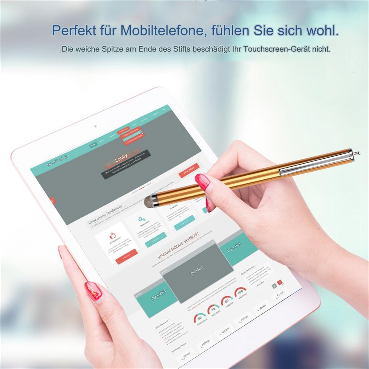 Eine Hand, die einen goldenen Stift über einem Tablet hält, das eine Webseite anzeigt. Der Stift zeigt auf den Bildschirm.