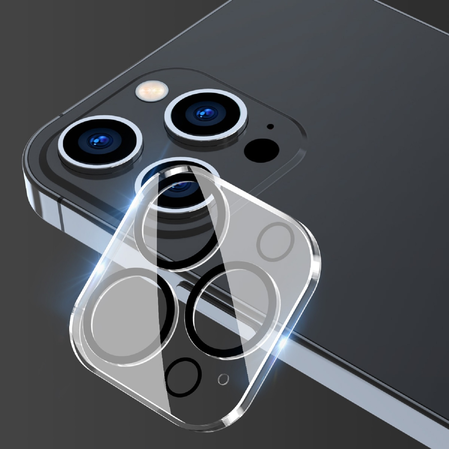 Smartphone-Kameramodul mit drei Objektiven, darauf eine transparente Schutzfolie.