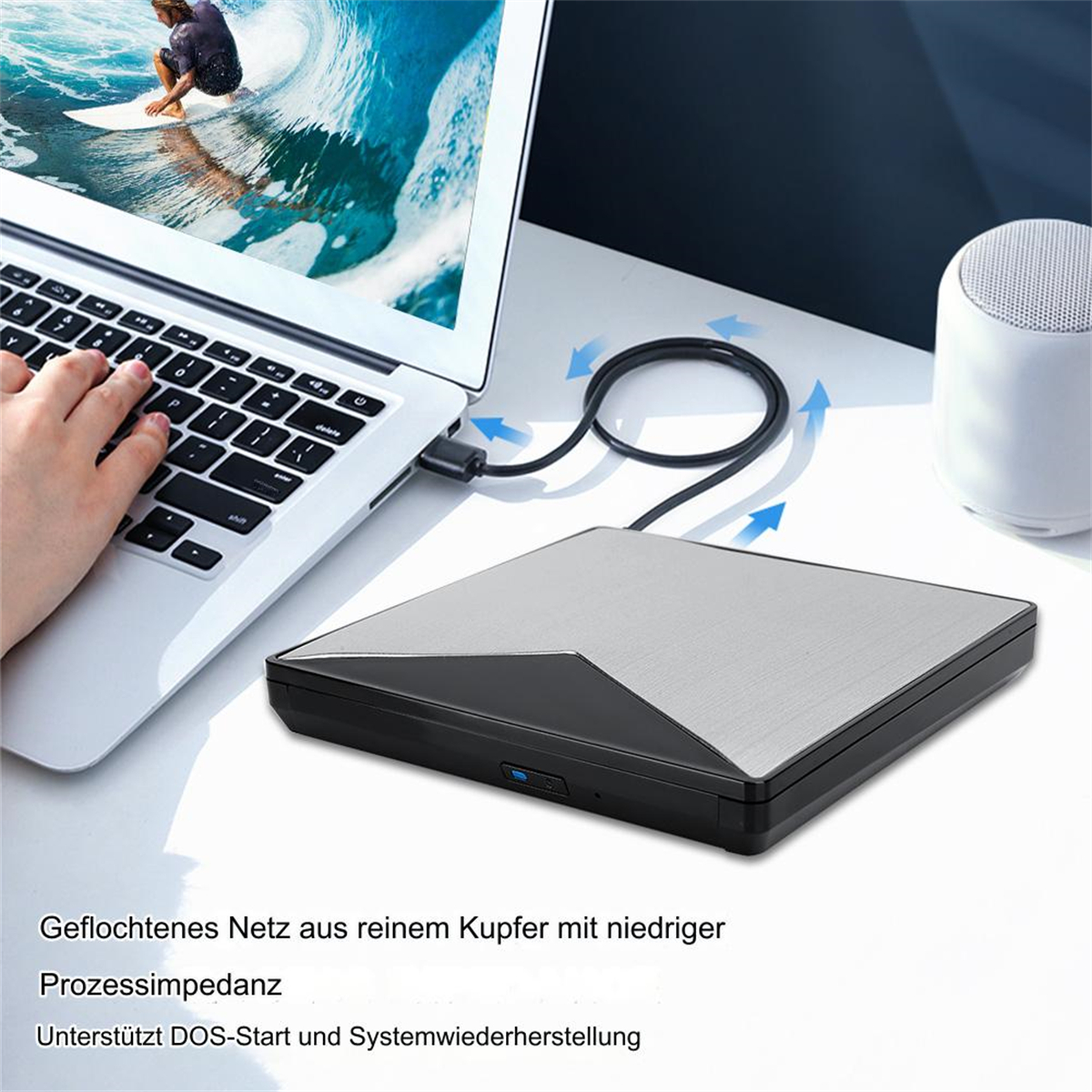 Laptop, verbunden mit einer silber-schwarzen externen Festplatte. Eine Hand tippt.