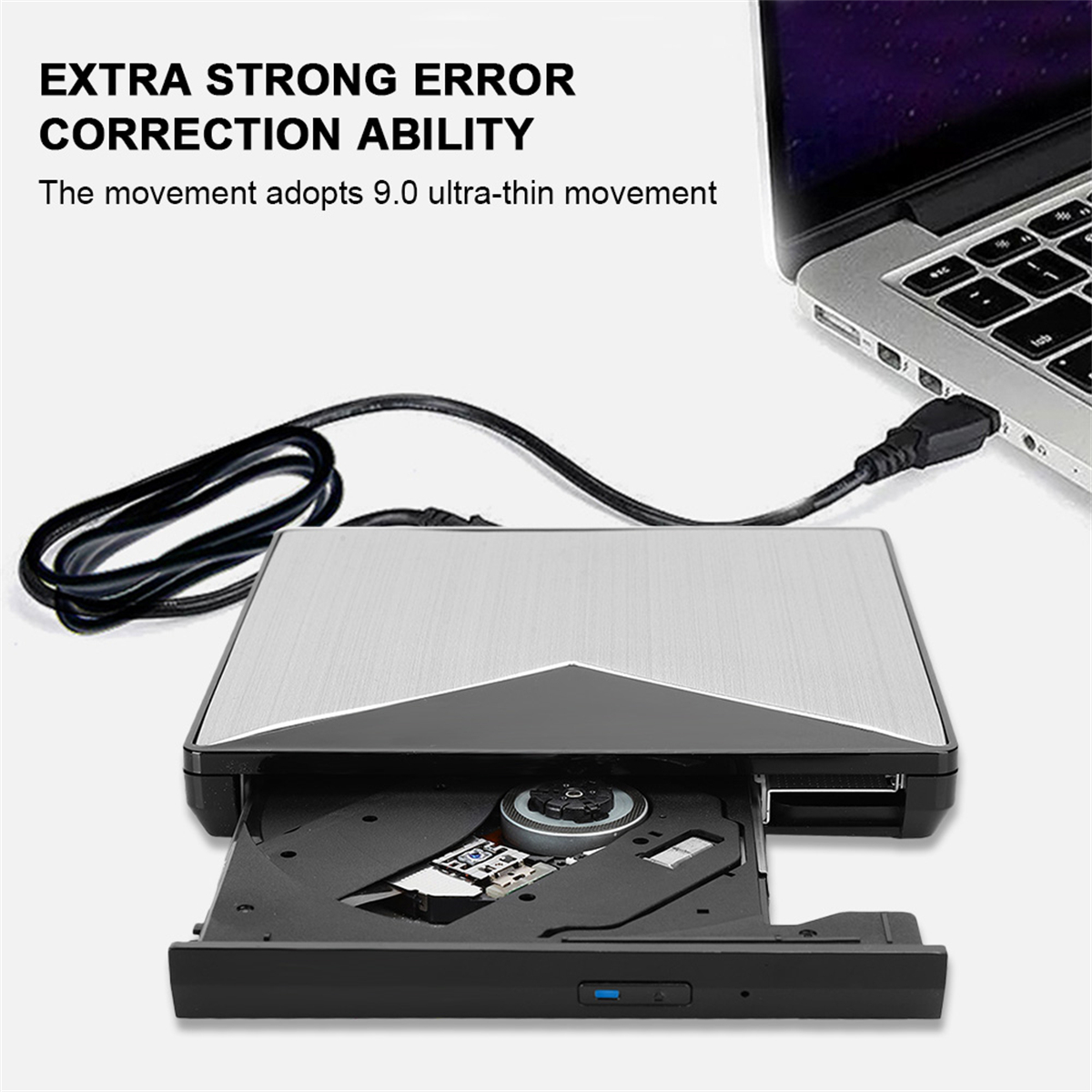 Silbernes externes CD/DVD-Laufwerk, über USB-Kabel mit einem Laptop verbunden.