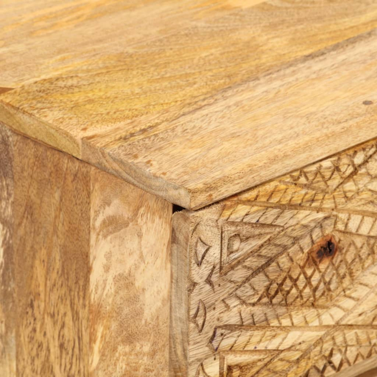 Primer plano de una esquina de armario de madera, diseño tallado en el lateral con color marrón claro.