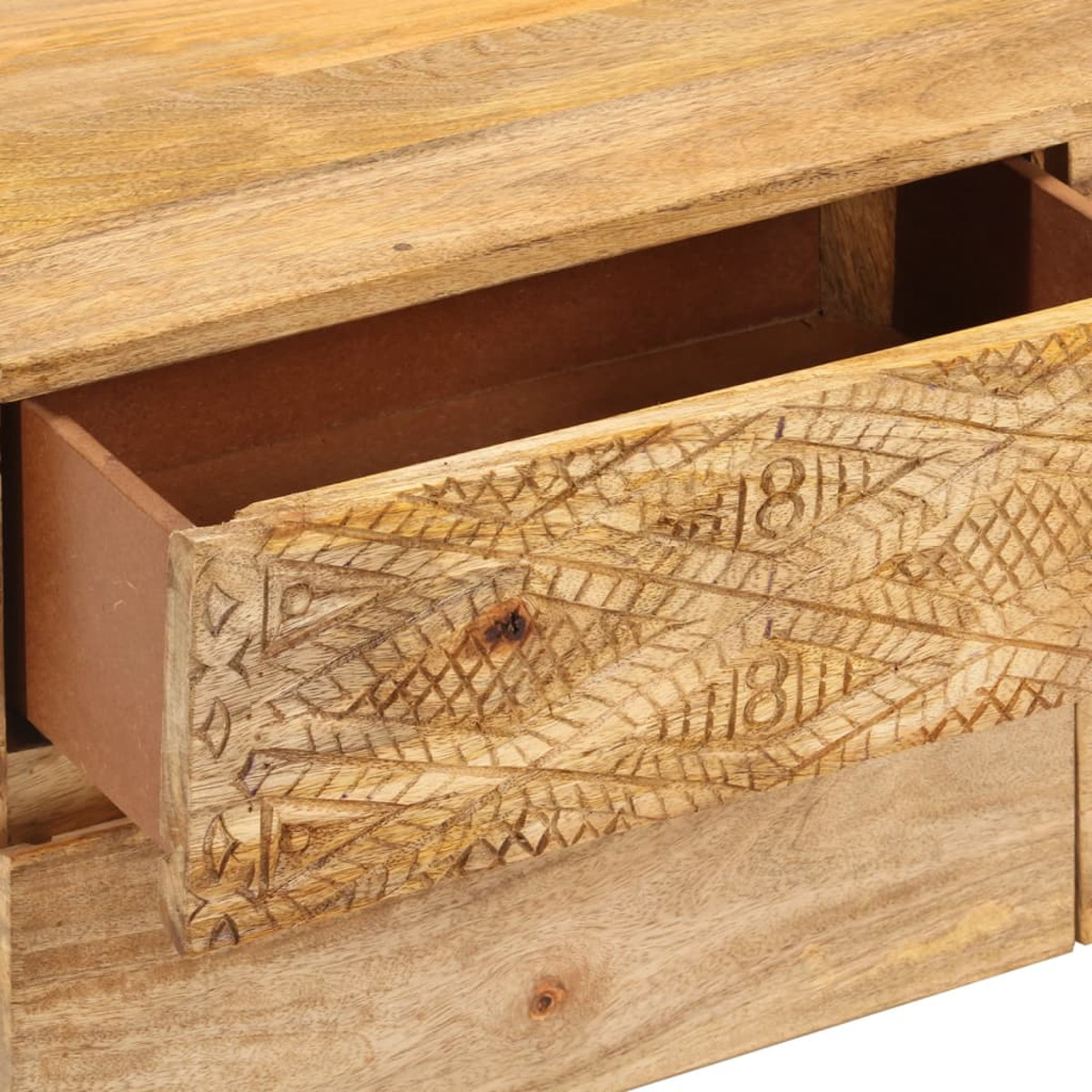 Mesa de madera con cajón abierto. El cajón tiene un diseño tallado. La mesa es de color marrón claro.