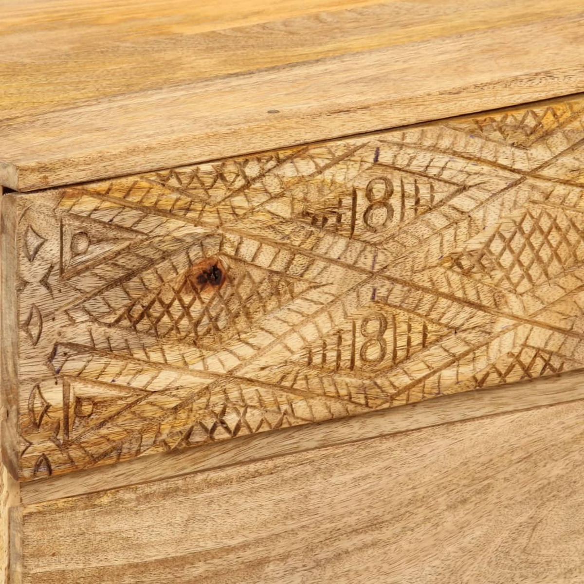 Primer plano de un frente de cajón de madera con patrones geométricos tallados y el número 18.