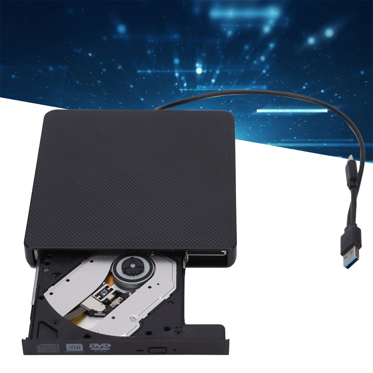 Ein externes DVD-Laufwerk mit schwarzem Gehäuse und angeschlossenem USB-Kabel. Das Laufwerk ist geöffnet.