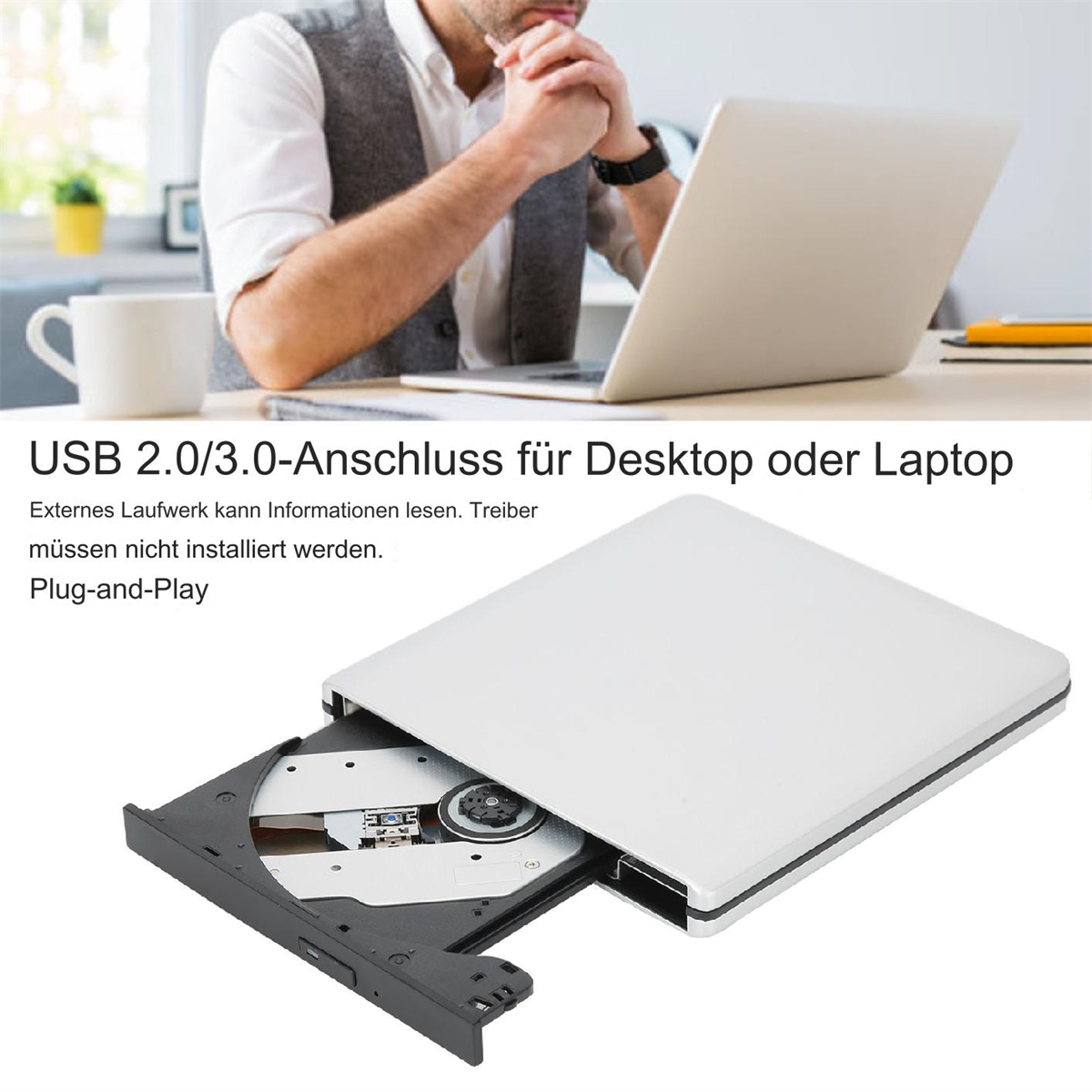 Ein weißes externes CD-Laufwerk mit offenem Fach. Ein Laptop und eine Kaffeetasse stehen auf einem Schreibtisch.