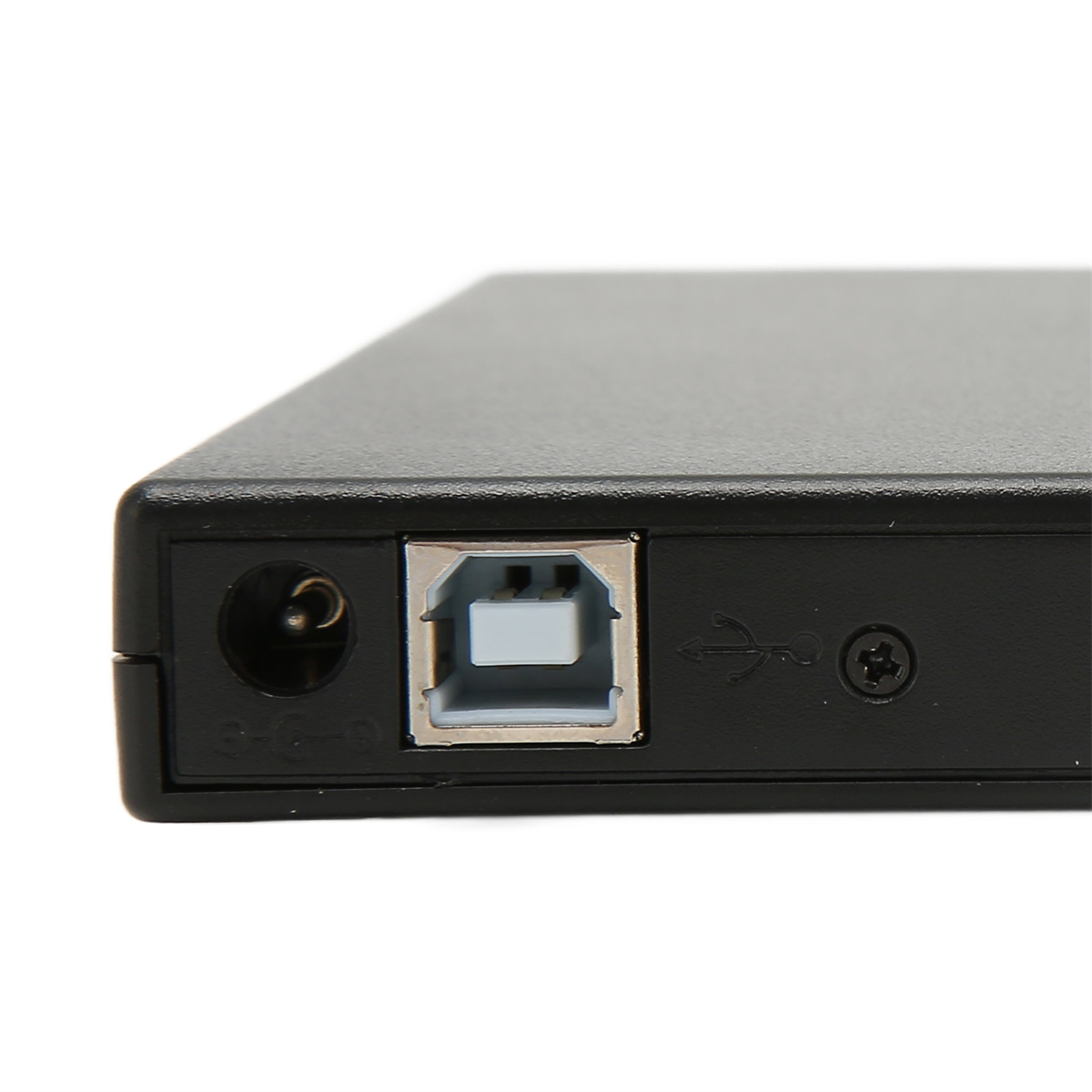 Nahaufnahme eines schwarzen Geräts mit USB-Anschluss und Stromeingang.