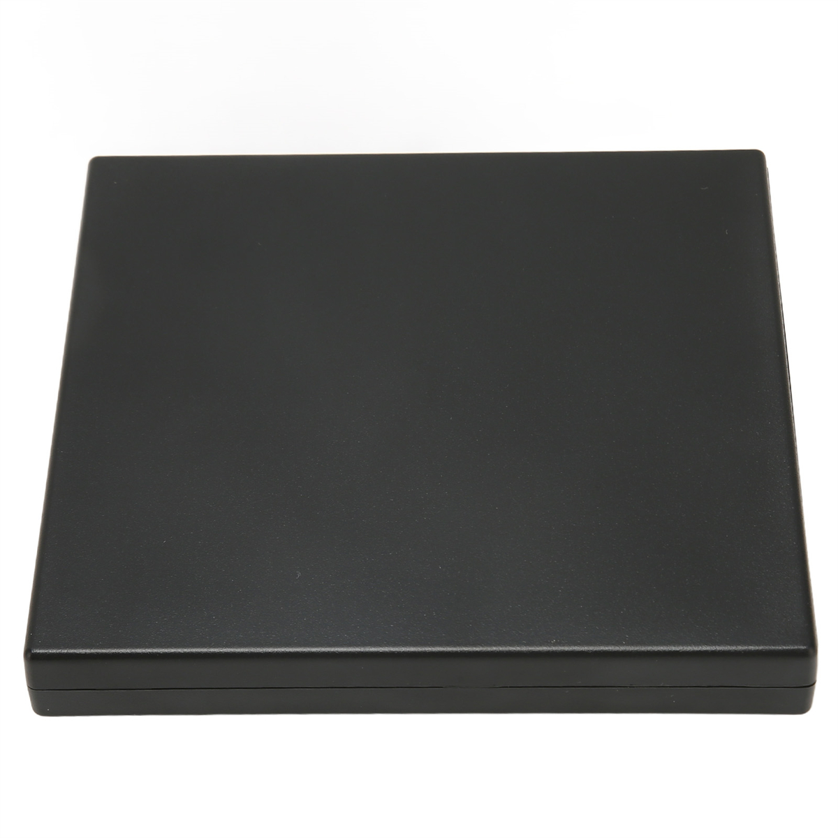 Schwarze, rechteckige Box. Hintergrund: weiße Oberfläche.