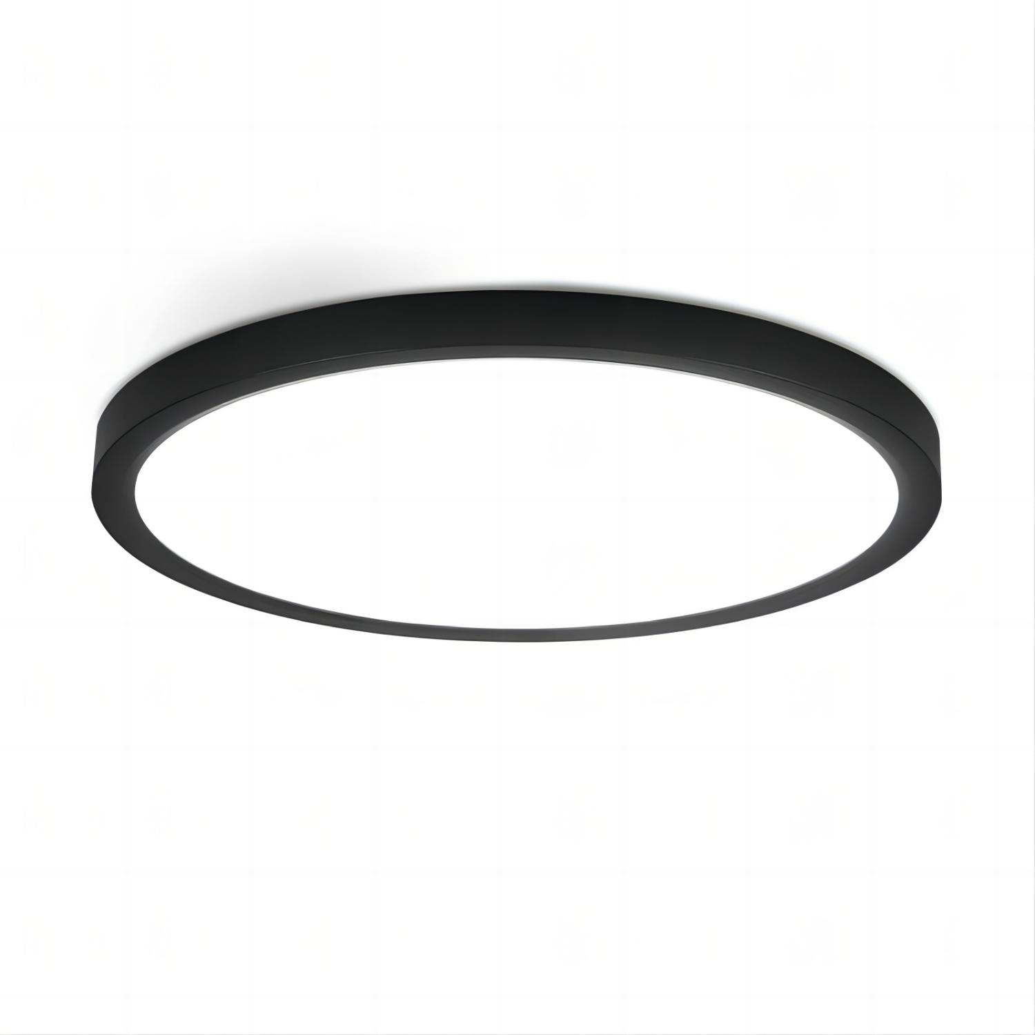 Czarna okrągła lampa sufitowa z białym środkiem, zamontowana na białym suficie. Prosty i nowoczesny design.