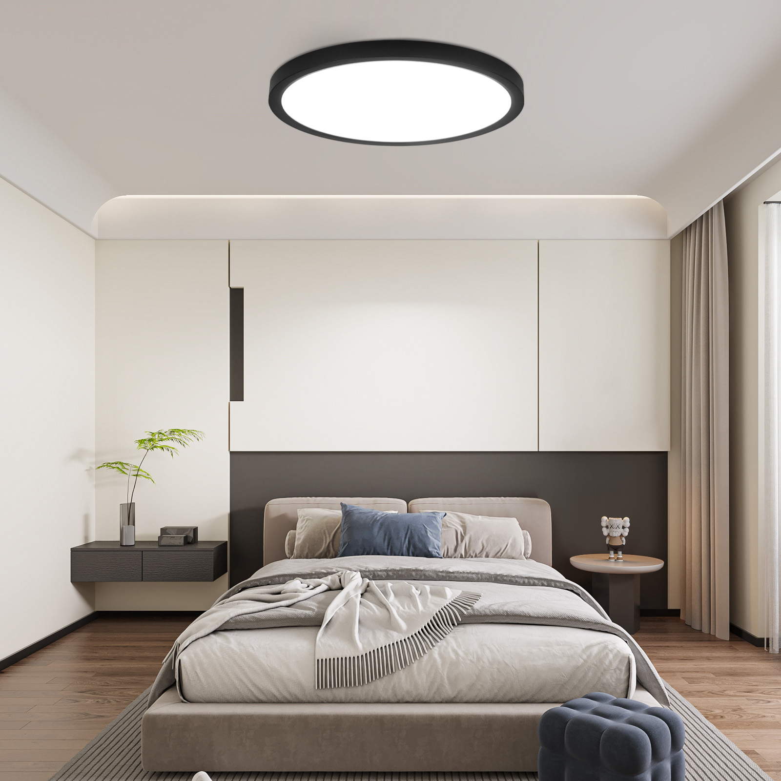 Sypialnia z okrągłą lampą sufitową, łóżkiem z poduszkami, szafką nocną i niebieską otomaną.