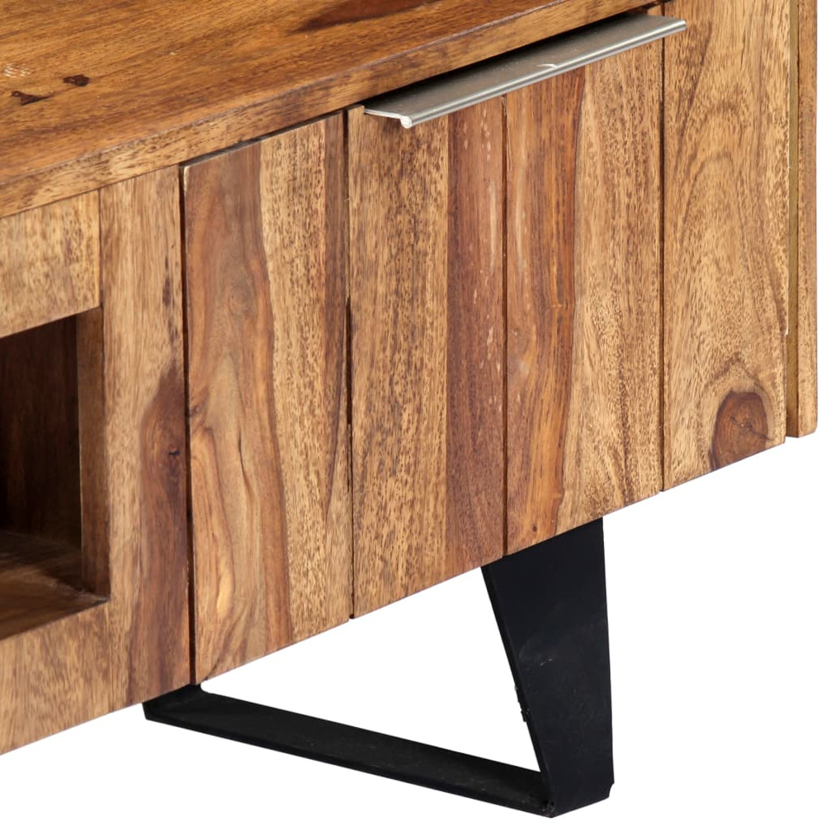 Detail eines Holzschranks mit Griff und schwarzem Metallsockel.