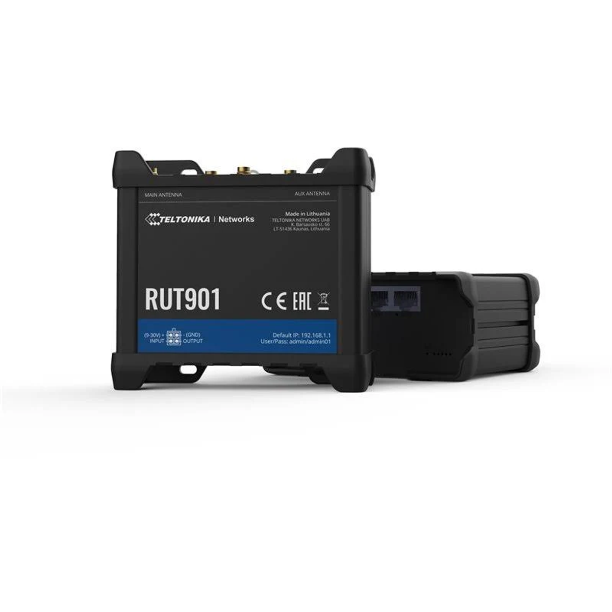 Zwarte router met labels en tekst. Bevat antennepoorten en logo's. Witte achtergrond.
