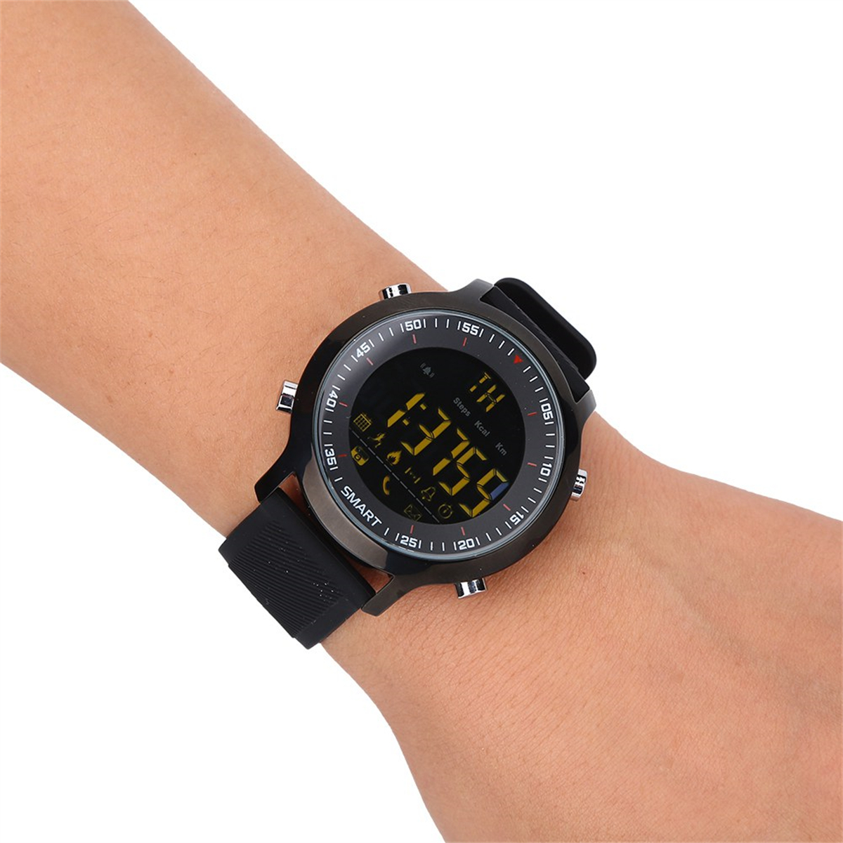 Das Handgelenk einer Person, das eine schwarze Smartwatch mit Zeit und Schritten trägt.