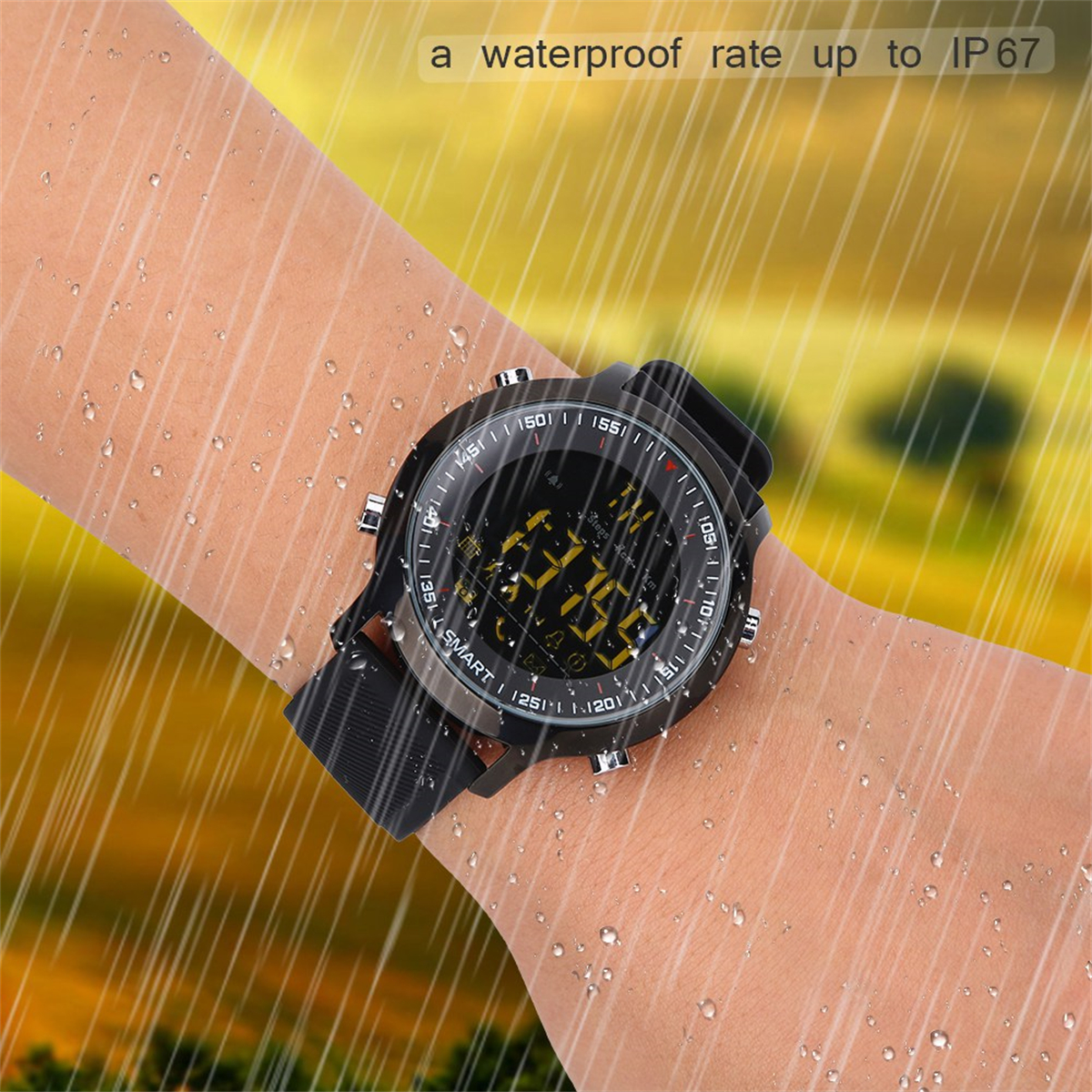 Eine schwarze Smartwatch am Handgelenk. Die Uhr zeigt eine digitale Uhrzeit an. Wassertropfen sind vorhanden.