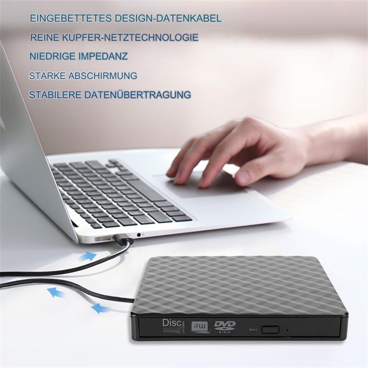 Laptop, der an ein schwarzes externes DVD-Laufwerk auf einer weißen Oberfläche angeschlossen ist.