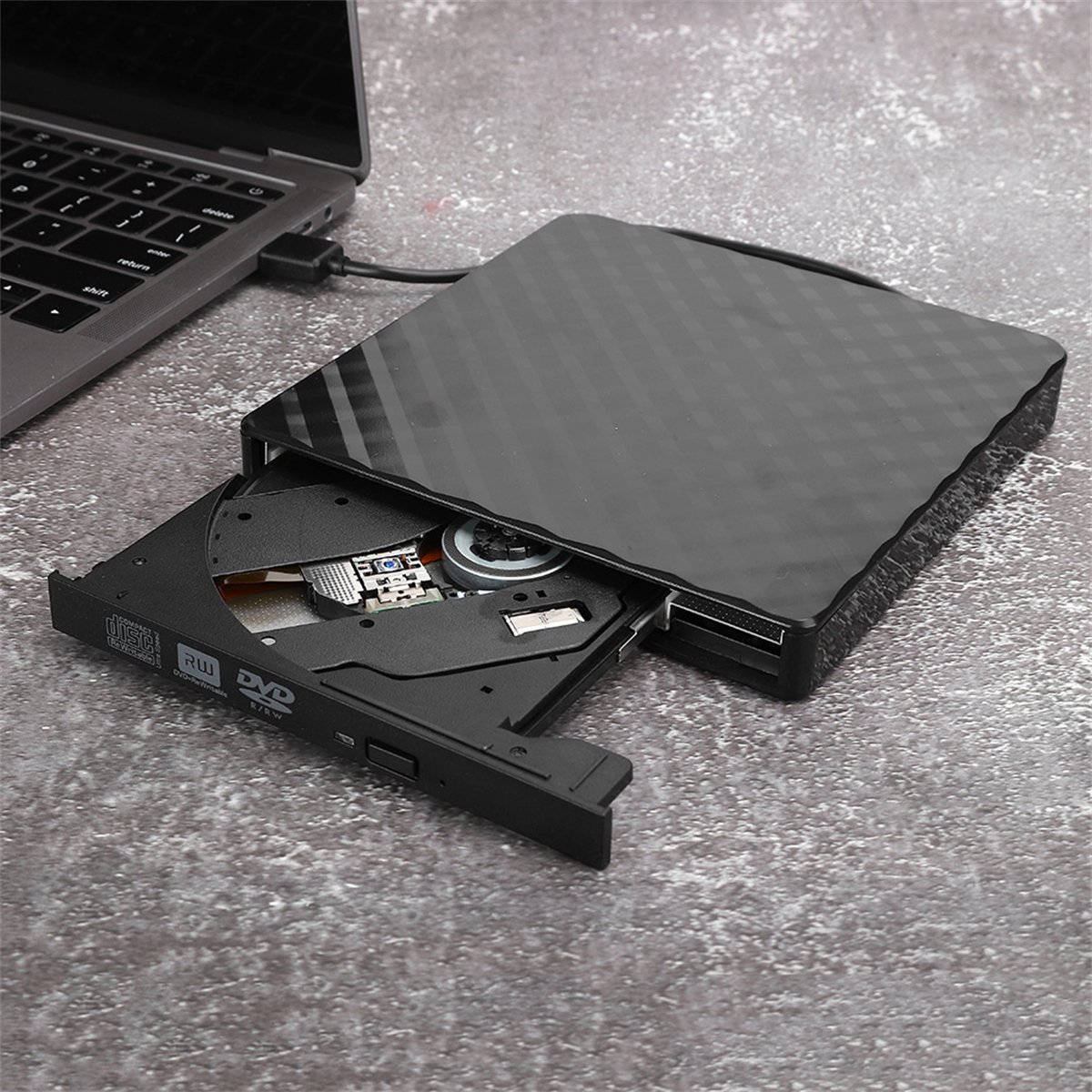 Ein schwarzes CD/DVD-Laufwerk mit einem Laptop. Das Laufwerk ist geöffnet und zeigt das Laufwerk.