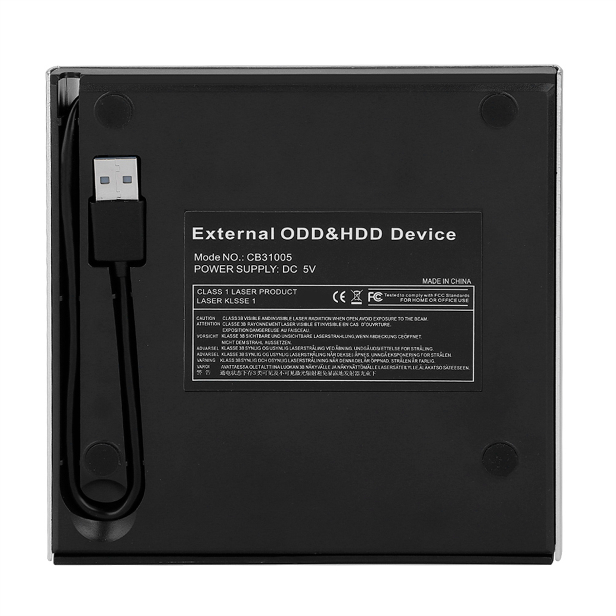 Gerät mit USB-Kabel und einem Etikett mit Text darauf.