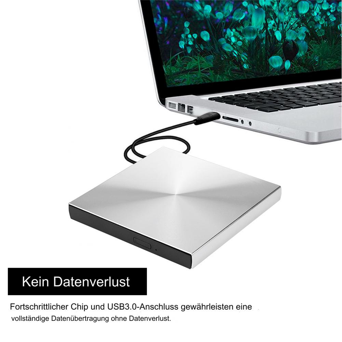 Eine silberne externe Festplatte, die über ein USB-Kabel mit einem Laptop verbunden ist.
