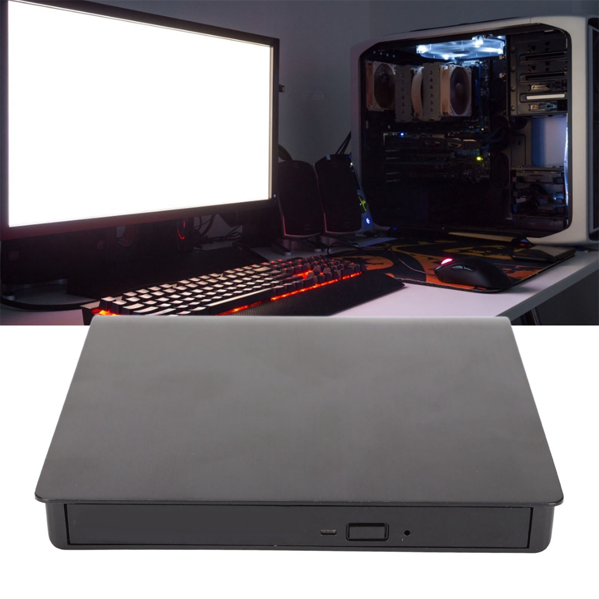 Schwarzes externes DVD-Laufwerk unter einem Computer-Setup mit Monitor und Gaming-PC.