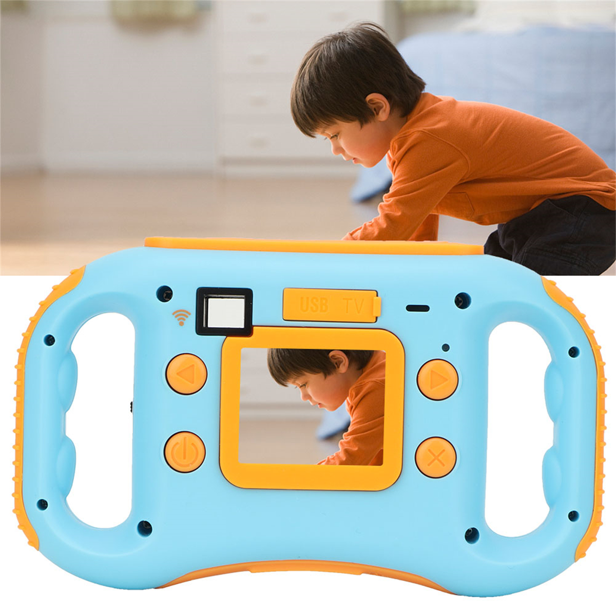 Kind blickt in die Kamera einer blauen Spielzeugkamera, zeigt die Reflexion.
