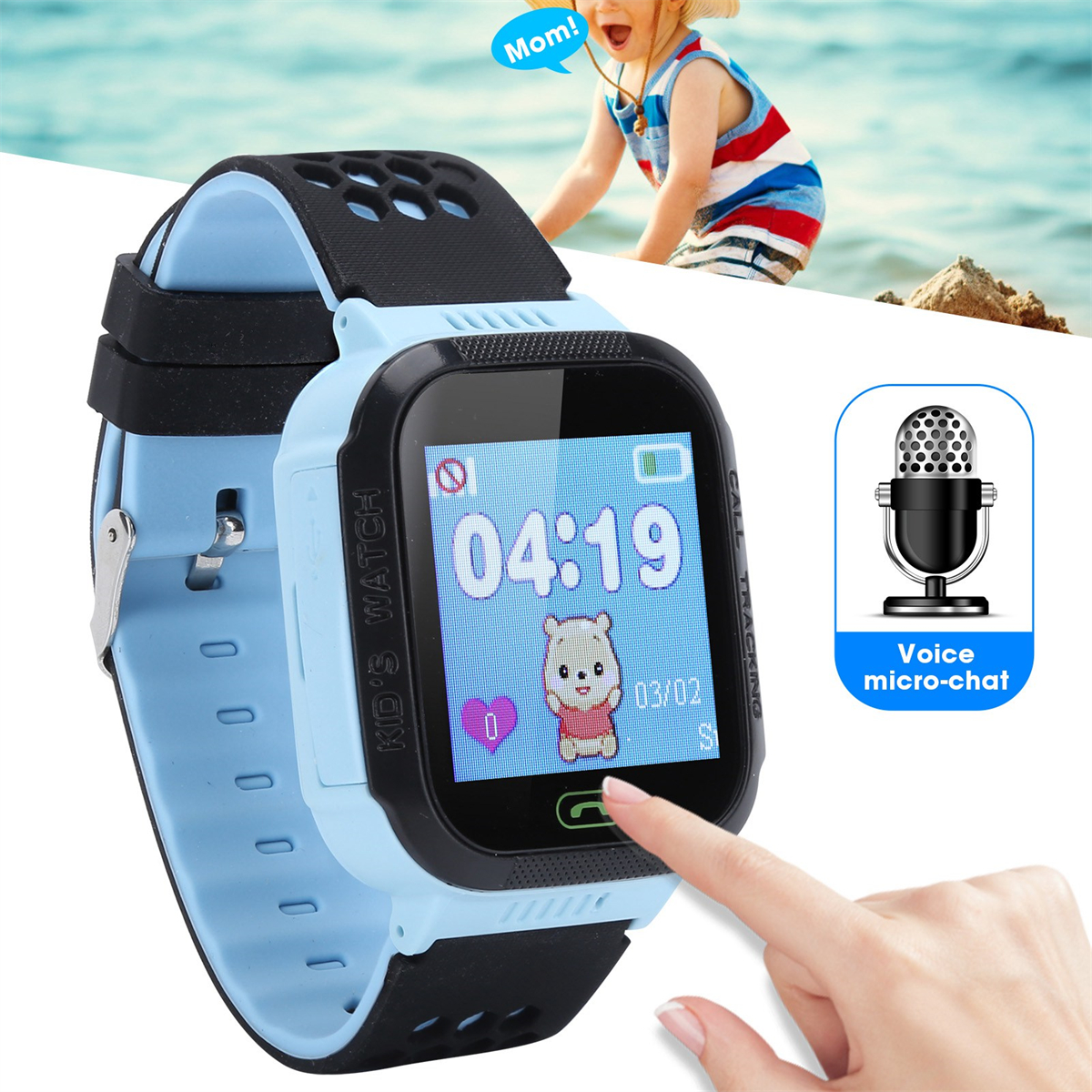 Ein Kind mit einer Smartwatch, deren Bildschirm einen Cartoon und eine Uhrzeit zeigt. Ein Sprach-Mikro-Chat ist verfügbar.