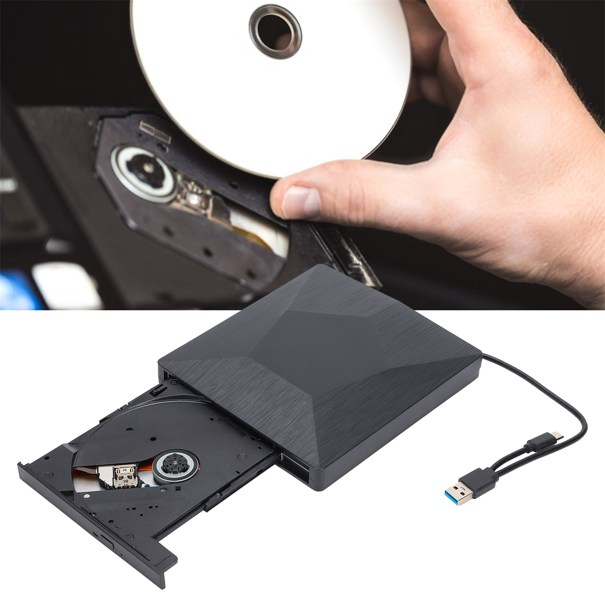 Ein schwarzes externes DVD-Laufwerk, in das eine Disc eingelegt wird. Eine Hand legt eine weiße Disc in das Laufwerk ein.