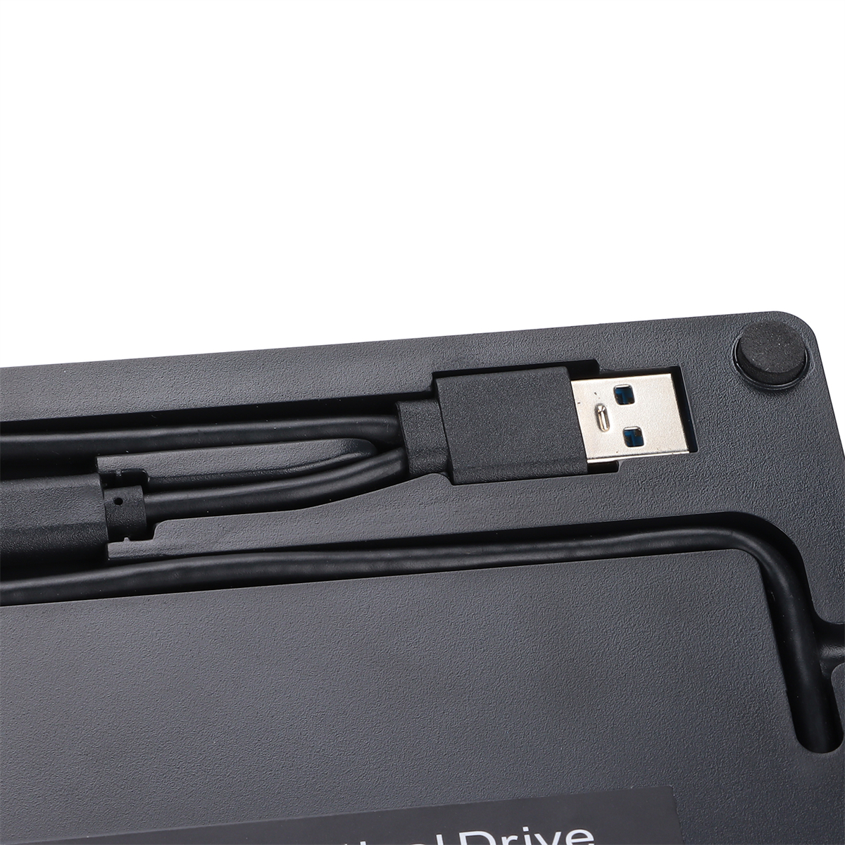 Nahaufnahme eines USB-Kabels, das an ein schwarzes Gerät angeschlossen ist. Der USB-Stecker steckt in einem Anschluss.