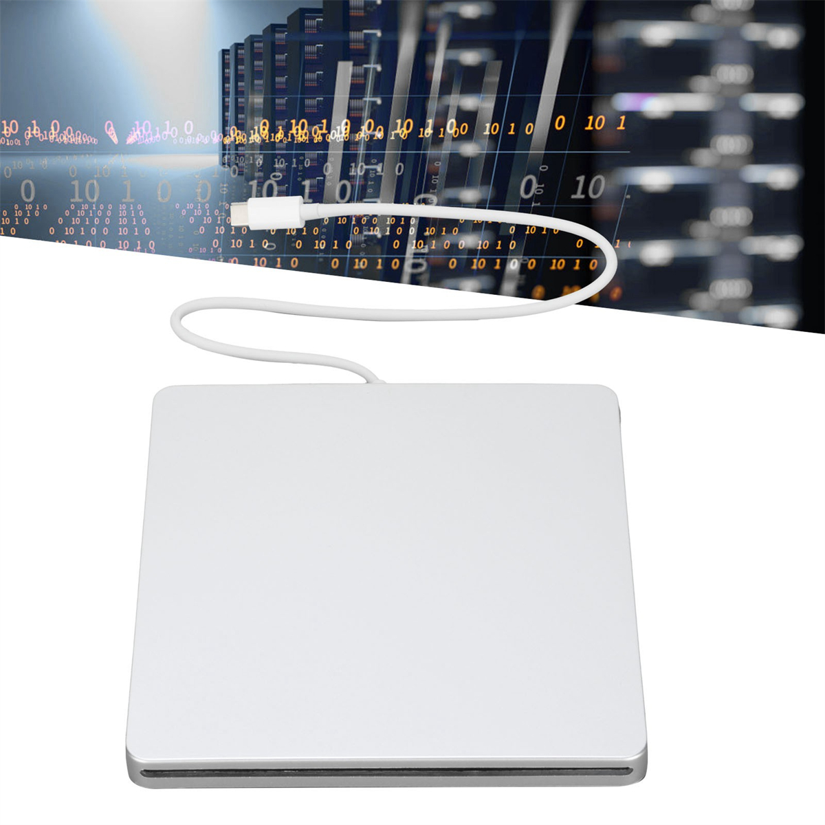 Ein silbernes externes DVD-Laufwerk mit weißem Kabel, auf einem Hintergrund von Datenleitungen.