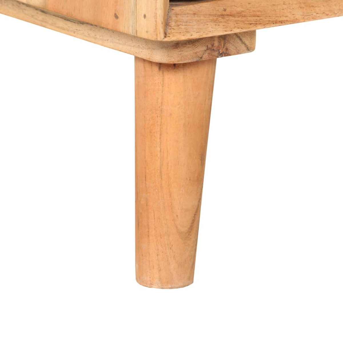 Nahaufnahme eines Holzmöbelfußes auf weißem Hintergrund. Er verjüngt sich von oben nach unten.