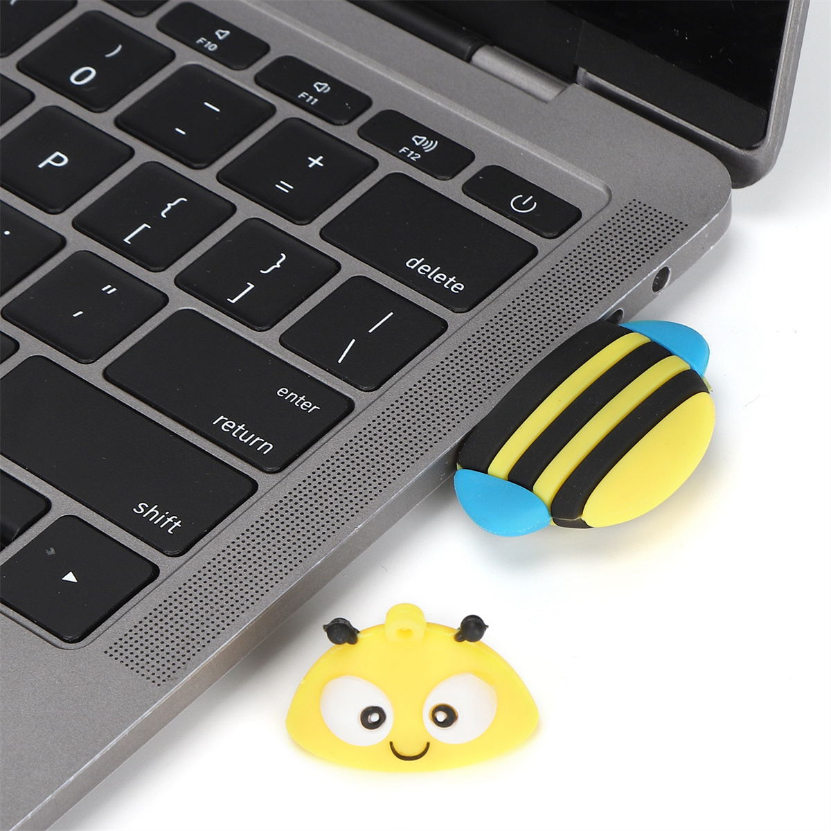 Laptop mit einem USB-Stick in Bienenform.