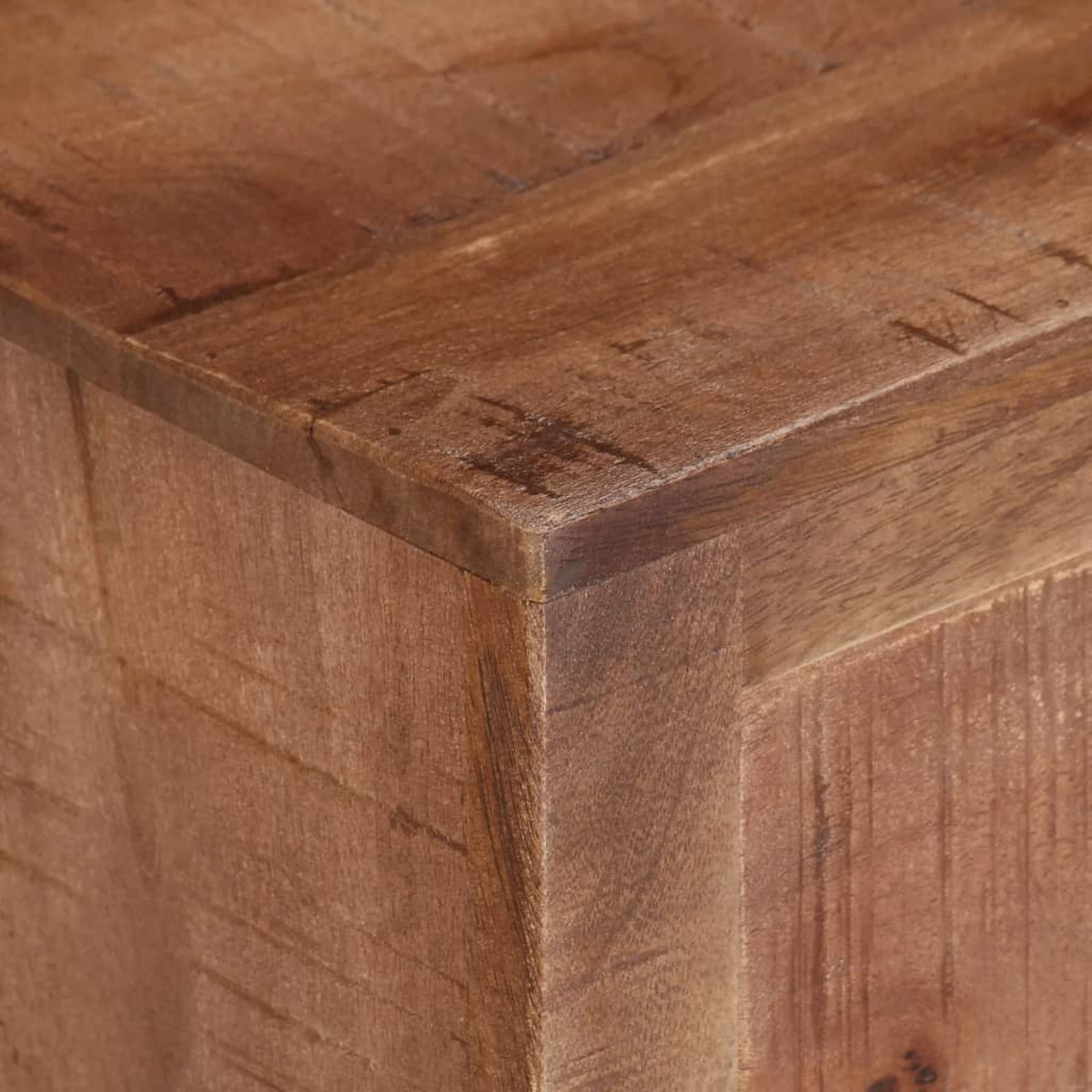 Nahaufnahme einer Holzecke, die Maserung und Konstruktionsdetails zeigt.