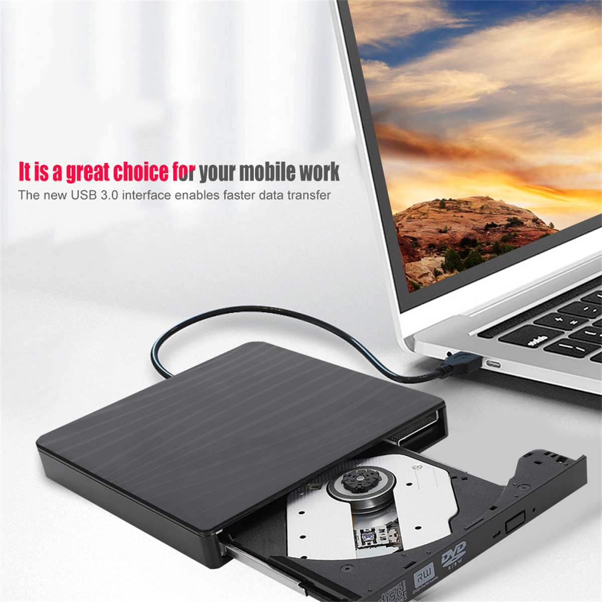 Laptop mit angeschlossenem, offenem, schwarzem externen DVD-Laufwerk. Text deutet darauf hin, dass es sich gut für mobiles Arbeiten eignet.