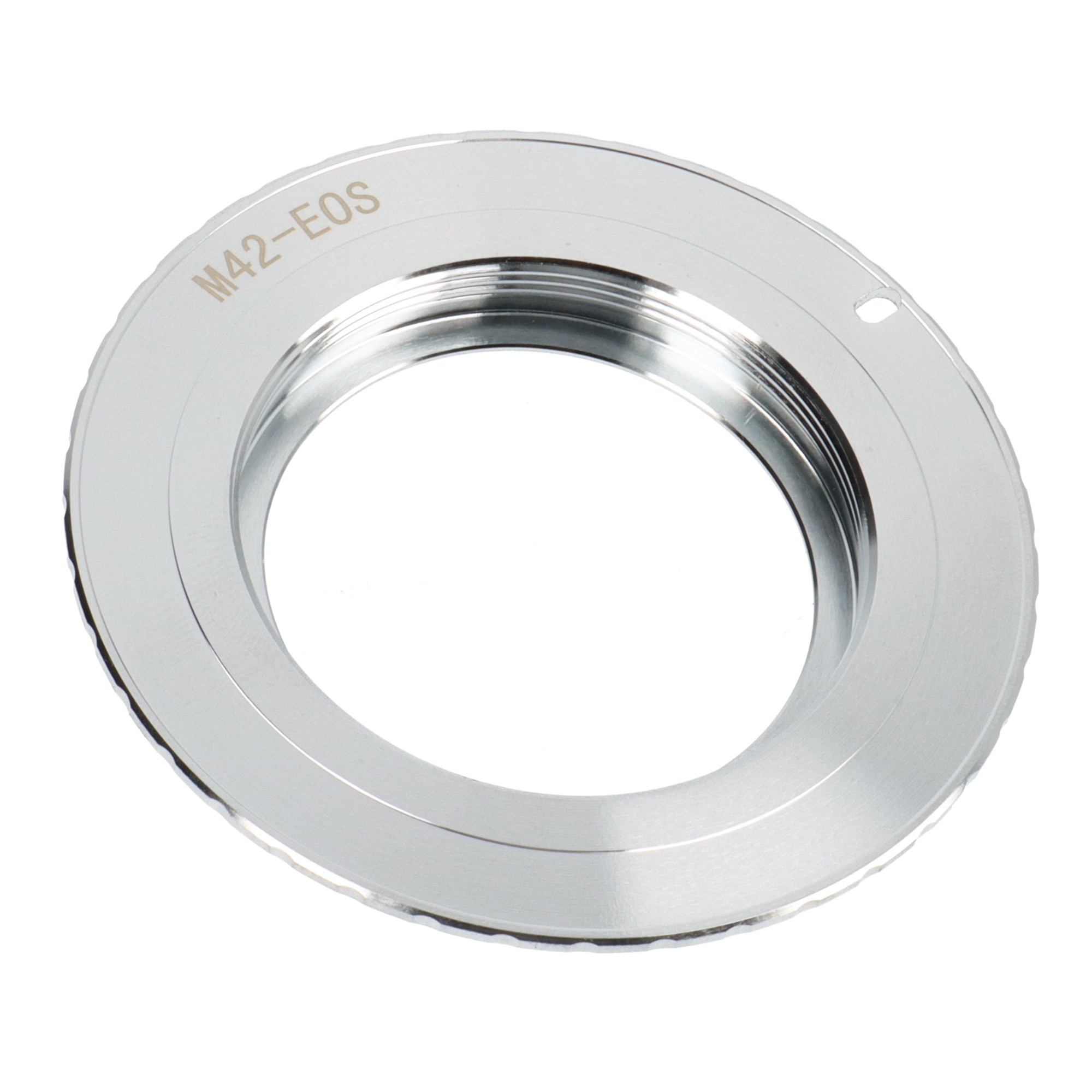 Silberner Metallringadapter mit Text M42-EOS, isoliert auf weißem Hintergrund.