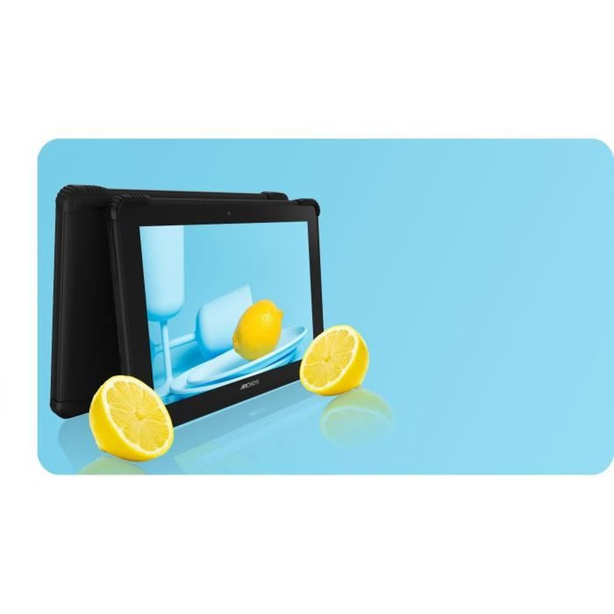 Tablet z cytryną na ekranie i dwoma połówkami cytryny z boku. Jasnoniebieskie tło.