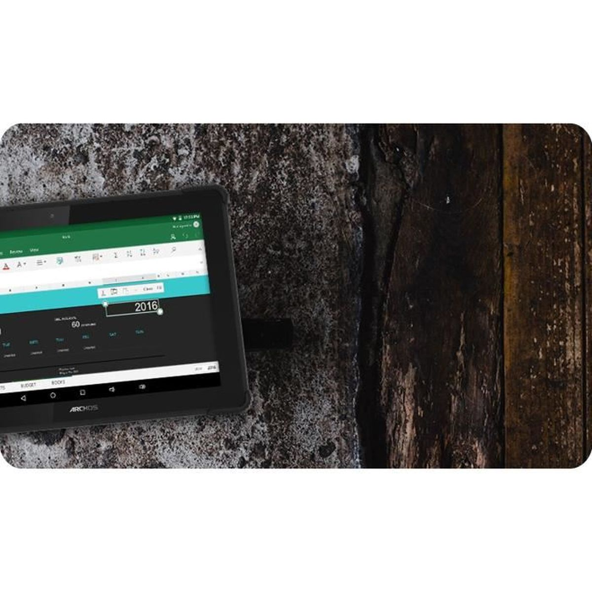 Tablet na drewnianej powierzchni z otwartym arkuszem kalkulacyjnym. Tło z fakturą drewna.