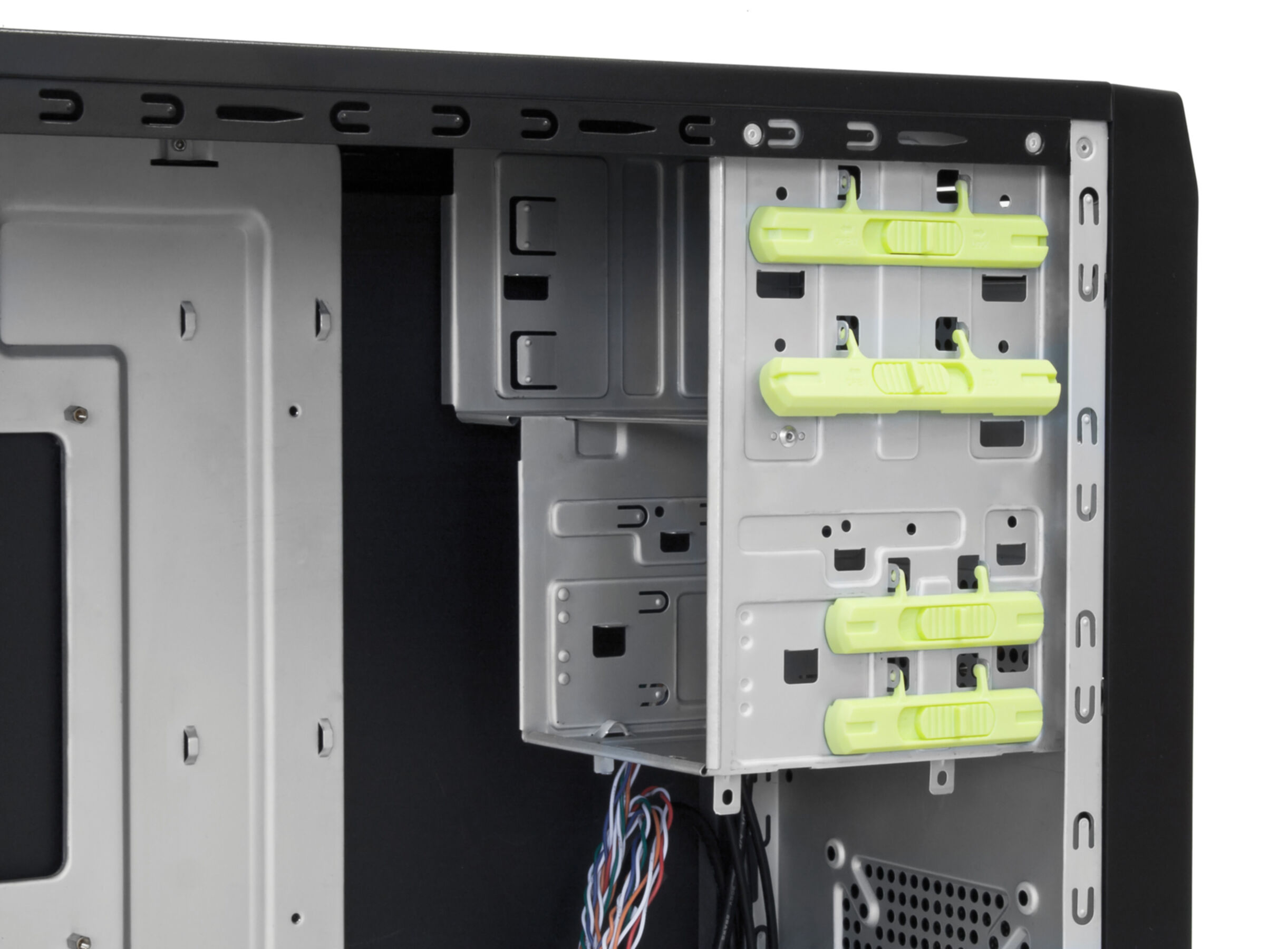 Wnętrze obudowy komputera, z metalową ramą, kolorowymi przewodami i zielonymi plastikowymi klipsami.