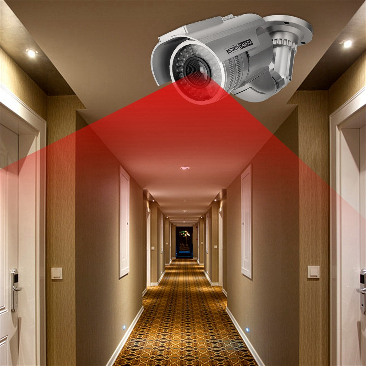Flur mit Überwachungskamera, roter Lichtstrahl, der den Bereich abdeckt. Türen auf beiden Seiten, gemusterter Teppich.
