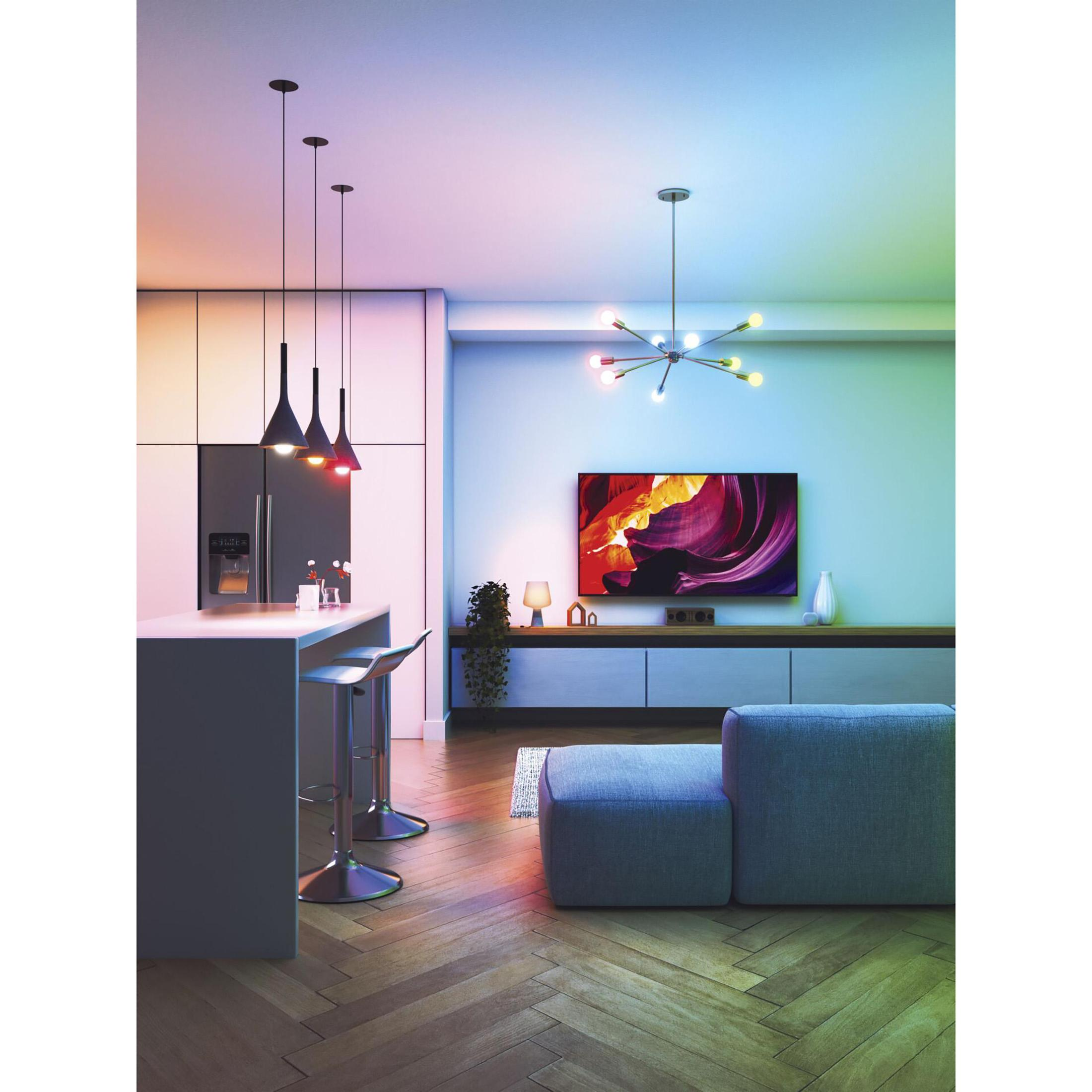 Scatto interno di un soggiorno con illuminazione colorata e arredamento moderno.