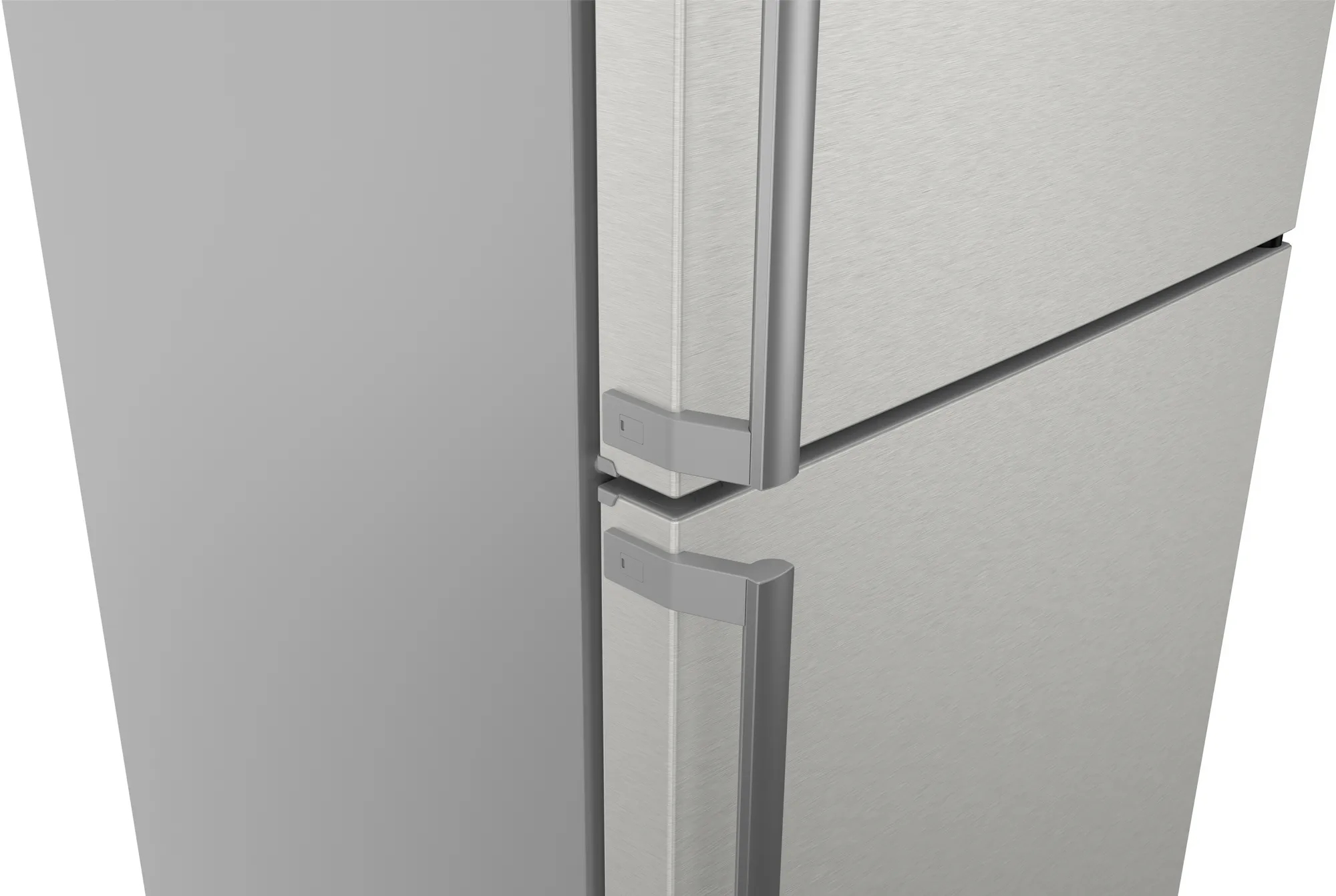Silberne Kühlschranktür, Griffdetail. Obere und untere Türen. Gebürstete Metalloberfläche und graue Griffe.