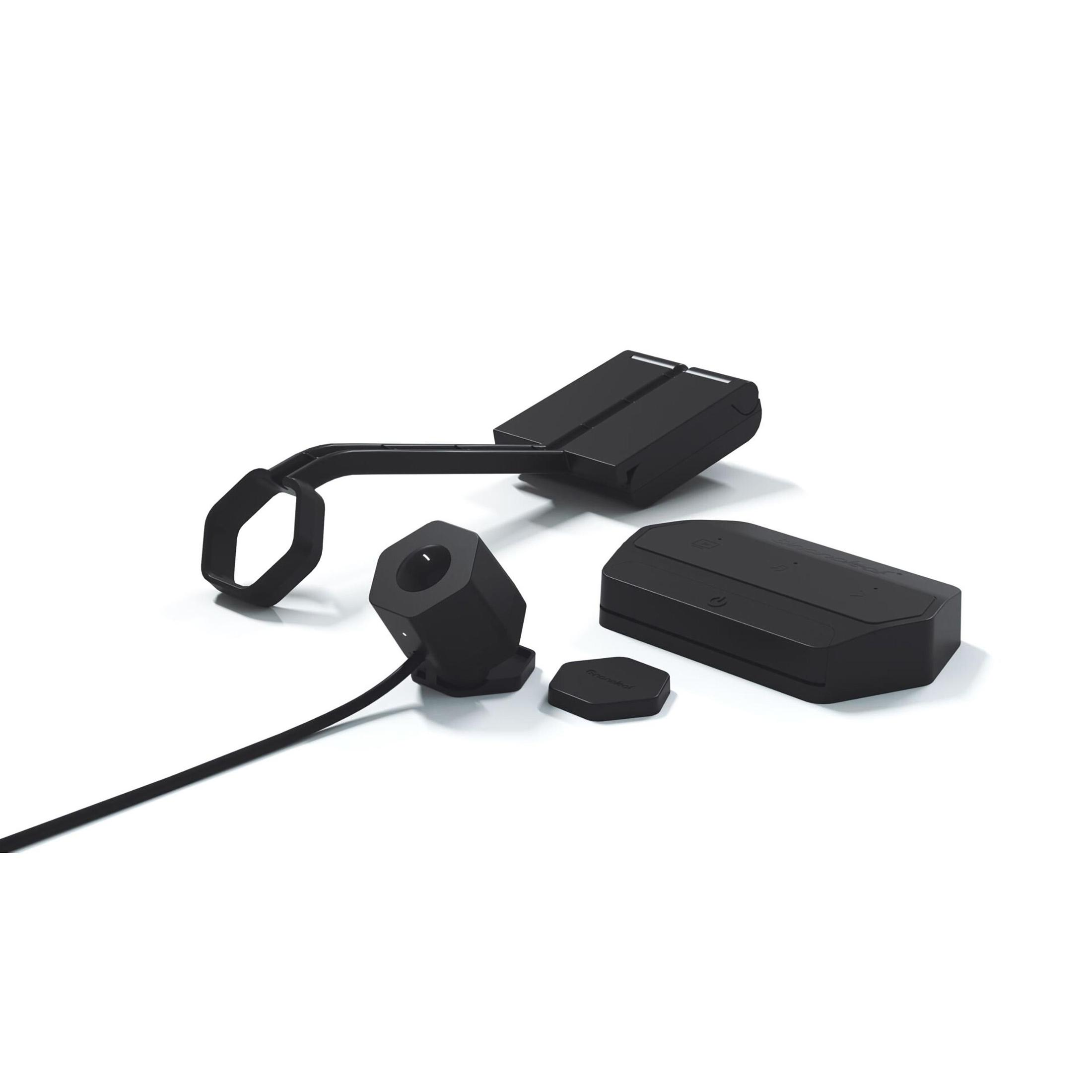 Schwarzes Kameraausrüstungsset, einschließlich Kamera und mehrere Zubehörteile auf weißem Hintergrund.