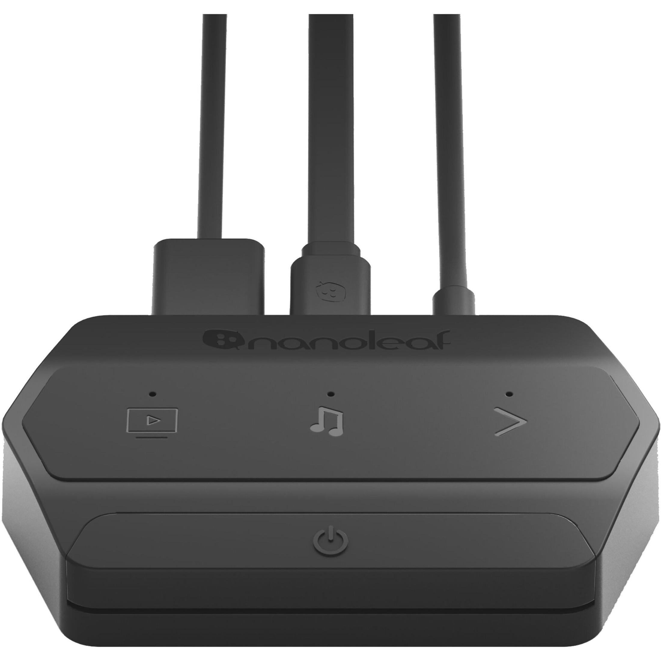 Ein schwarzer Nanoleaf-Controller mit drei angeschlossenen USB-Kabeln, Knöpfen und einem Stromsymbol.