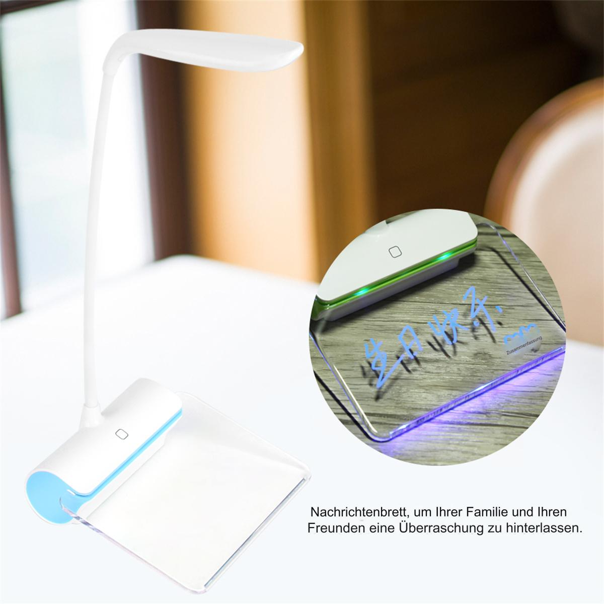 Eine weiße Schreibtischlampe mit rechteckigem Sockel und flexiblem Hals steht auf einem weißen Tisch.